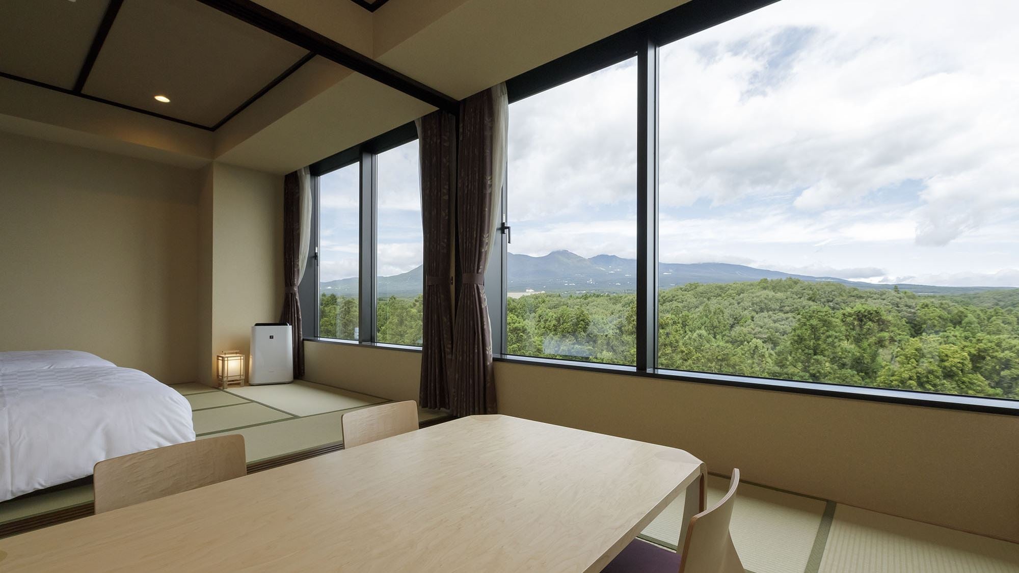 Superior B [Japanese-style room + Japanese-style twin room] A modern Japanese-style room with a tatami room and a Japanese-style bed.