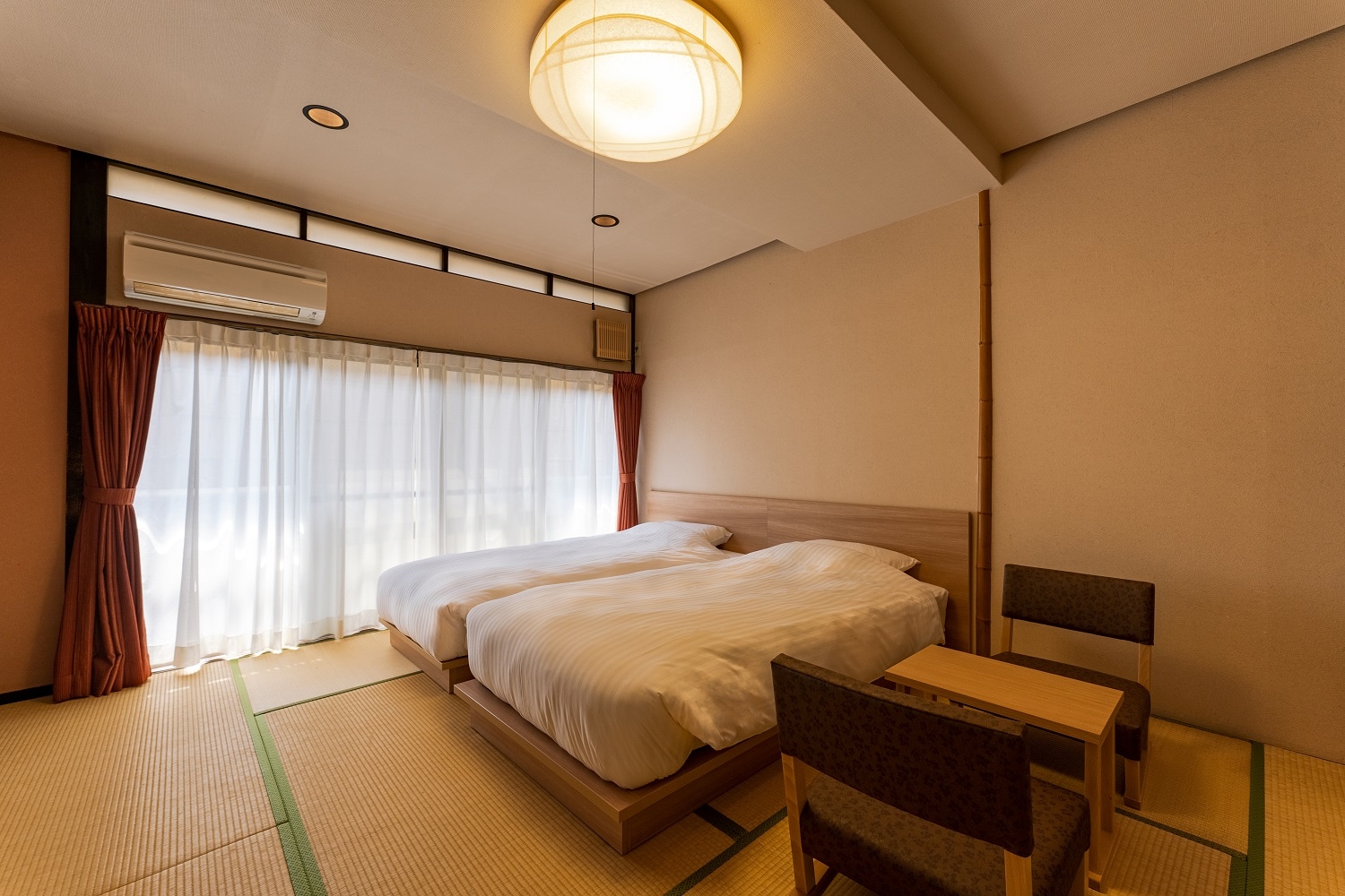 Kamar bergaya Jepang dengan tempat tidur kembar di lantai bawah