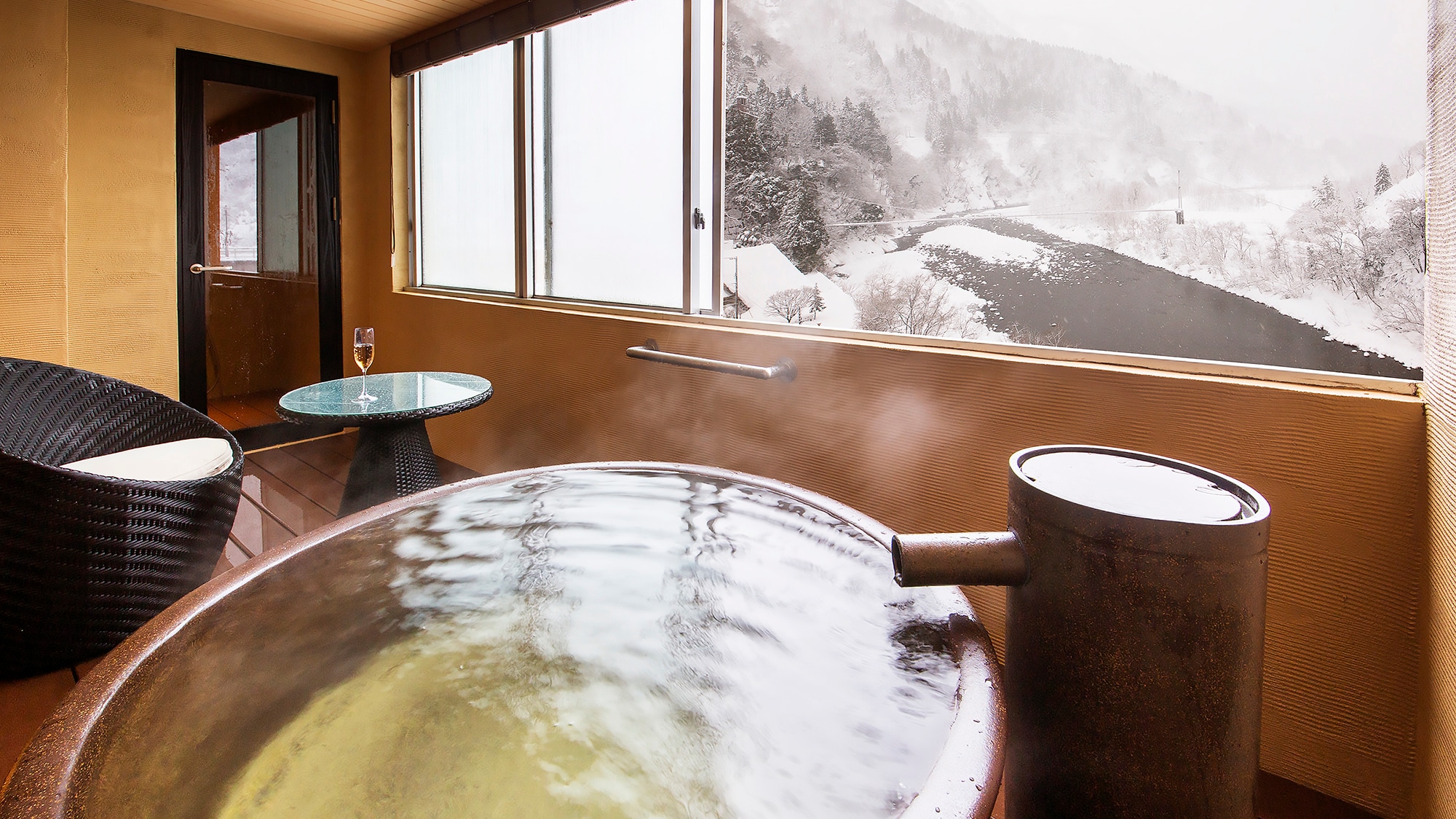 [Guest room with open-air bath on the top floor-Yamatsuki] A spectacular view of the Kurobe River that opens when you open the window.