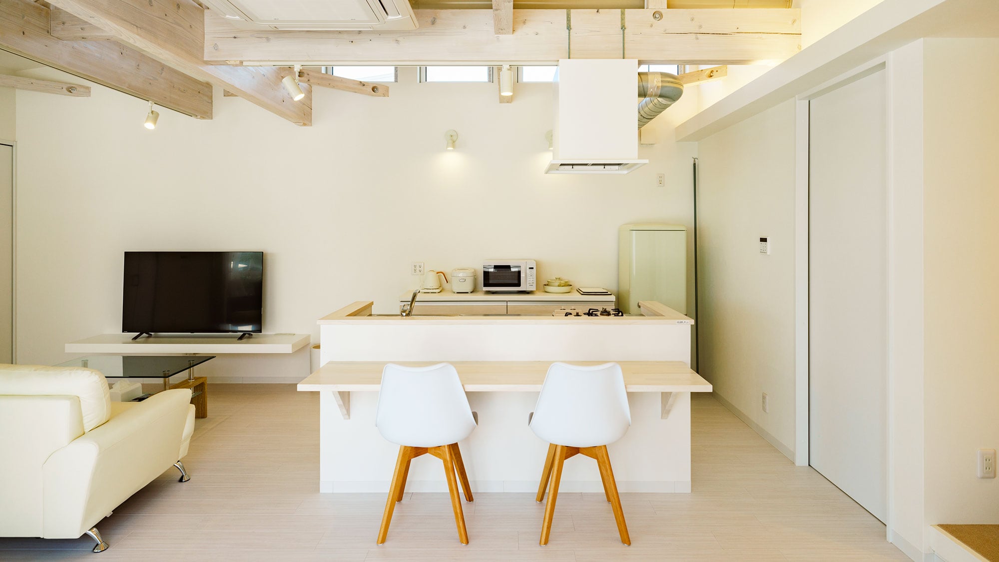 [Villa B/72.04m²] The kitchen space is open and allows easy access to the bathroom and terrace.