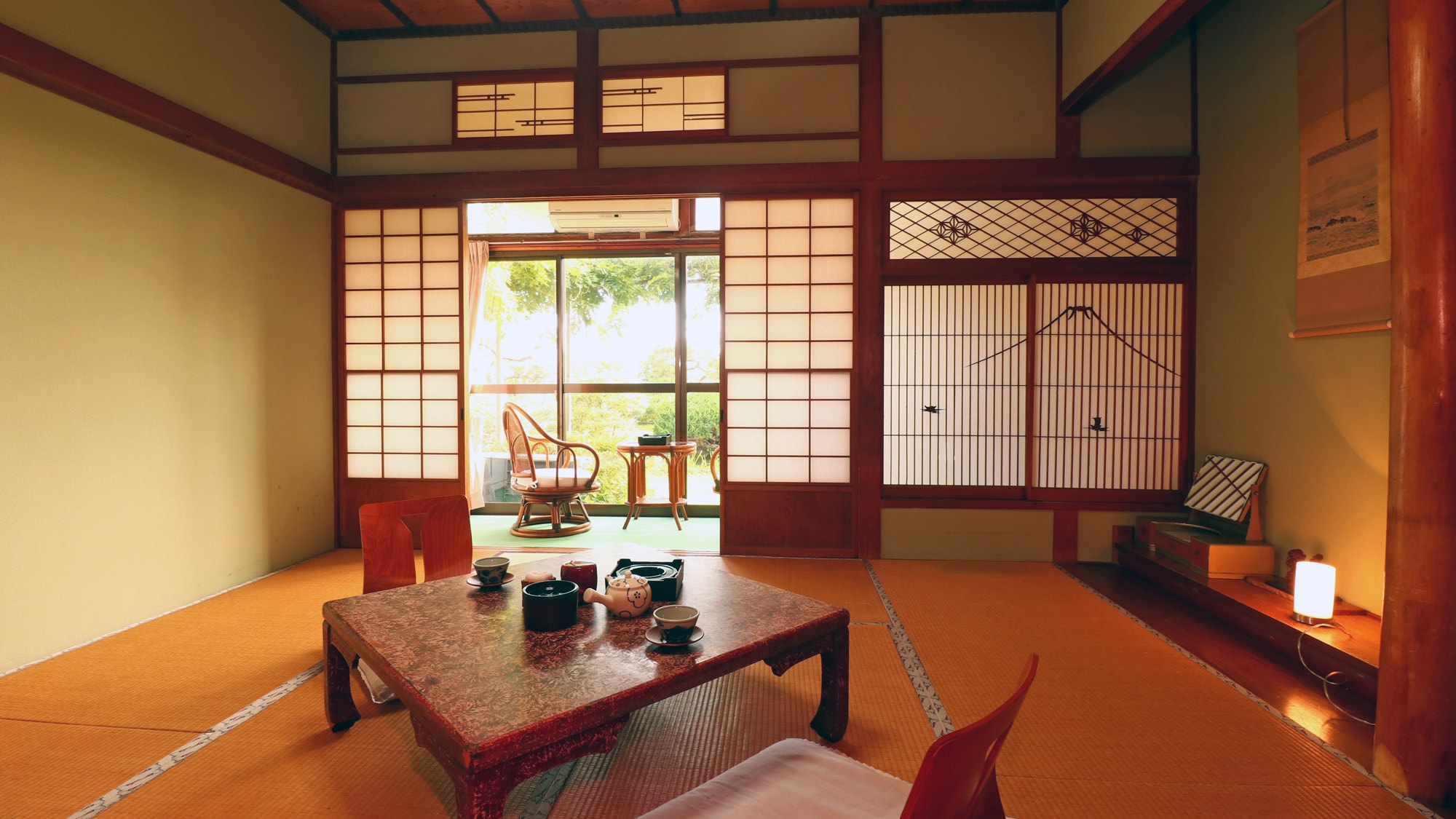 【#1st floor Japanese-style room】Have a relaxing time listening to the sound of the waves and the chirping of wild birds♪