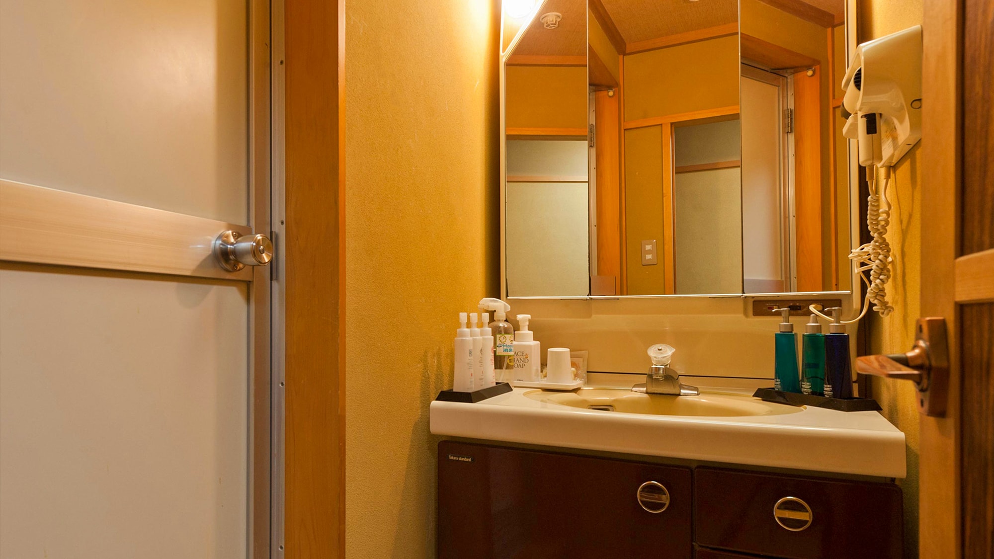■Economy guest room｜In addition to cosmetics for women, cosmetics for men are also available in the guest room