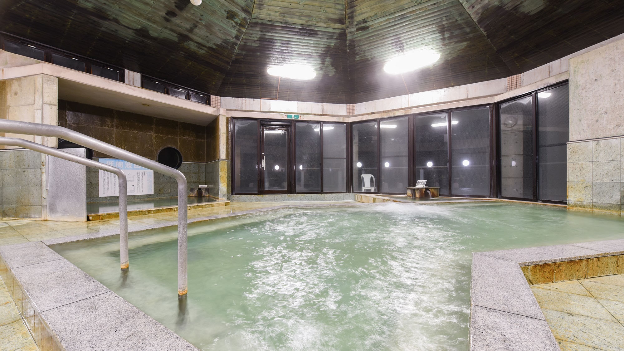 * [Large public bath/men's bath] Please relax in our spacious large public bath.