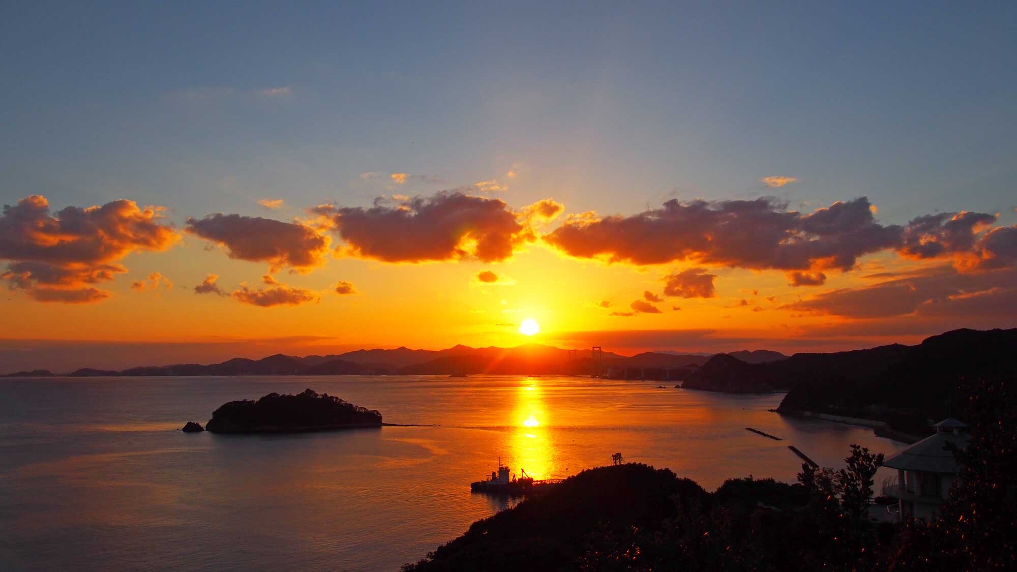 The evening scenery of the Naruto Strait changes depending on the season and time (example)