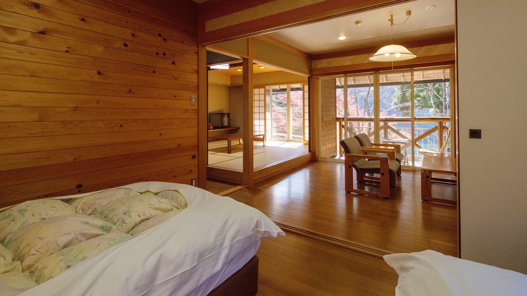 [小屋] 日西式客房（雙人床房+8張榻榻米日式房間）