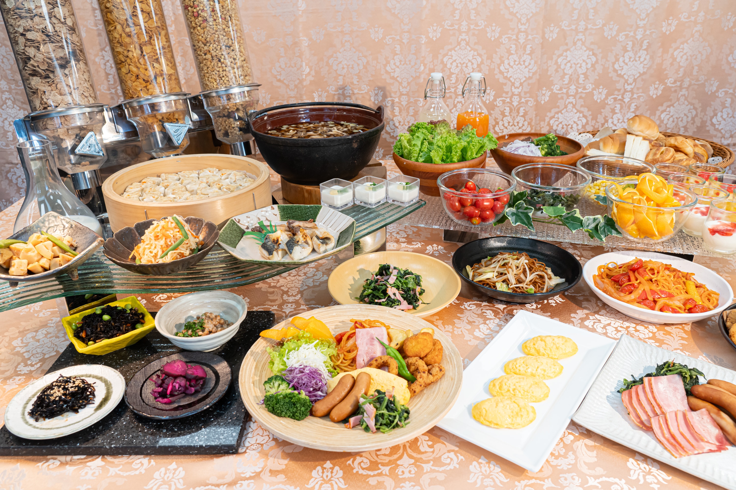 A rich variety of breakfast buffet♪