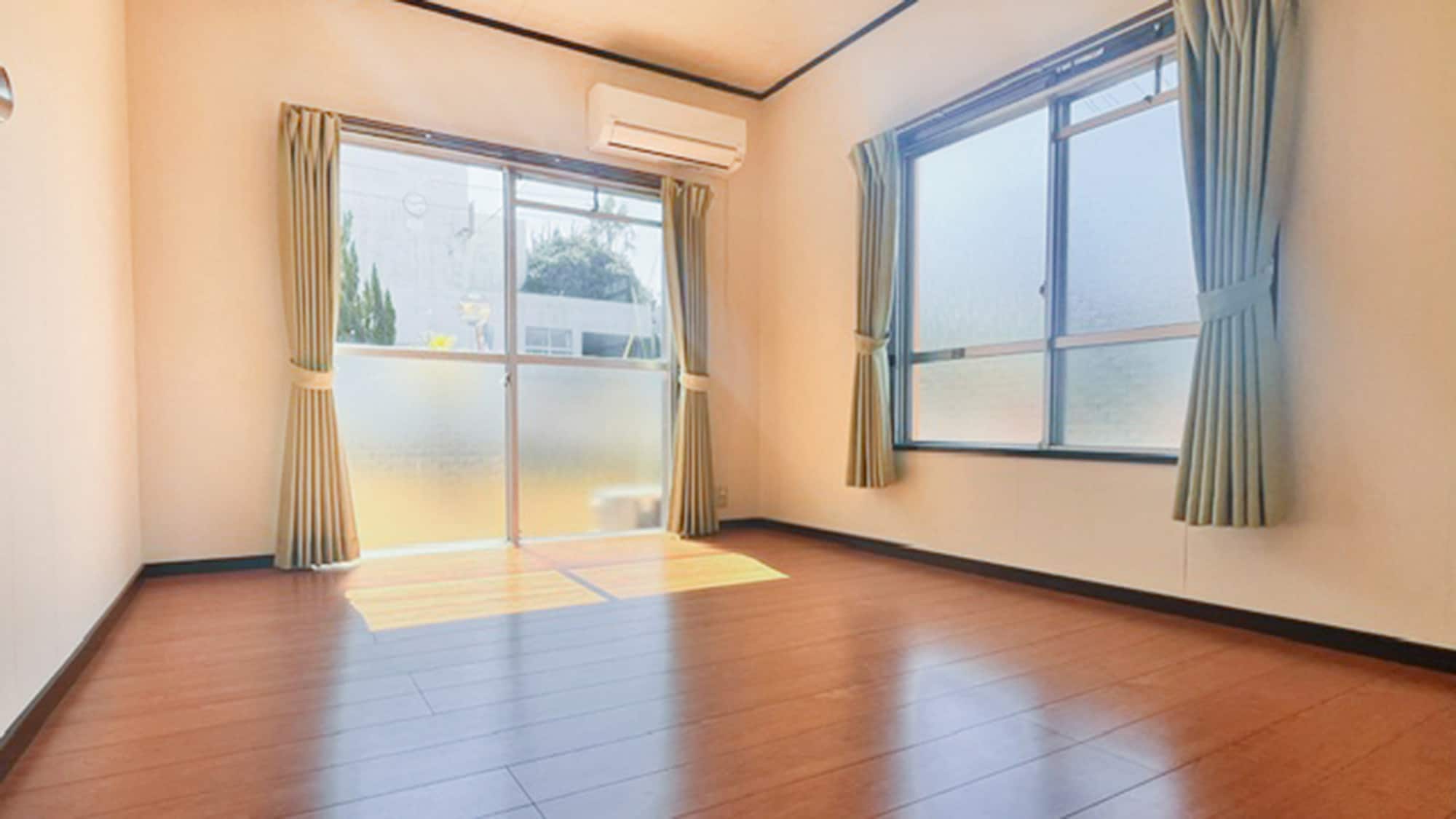 ・[Phòng khách] Phòng ngủ trải 6 chiếu tatami. Ánh sáng mặt trời chiếu qua cửa sổ khiến buổi sáng trở nên dễ chịu.