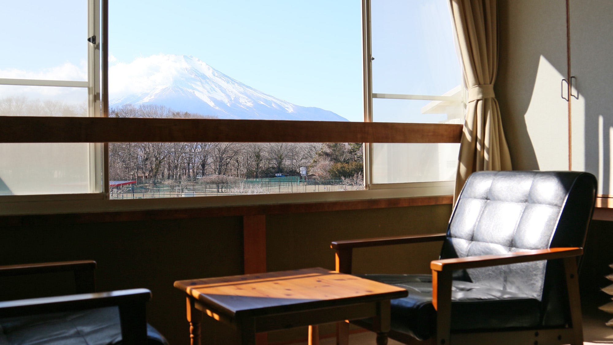 Japanese-style room. You can see Mt. Fuji from the window.