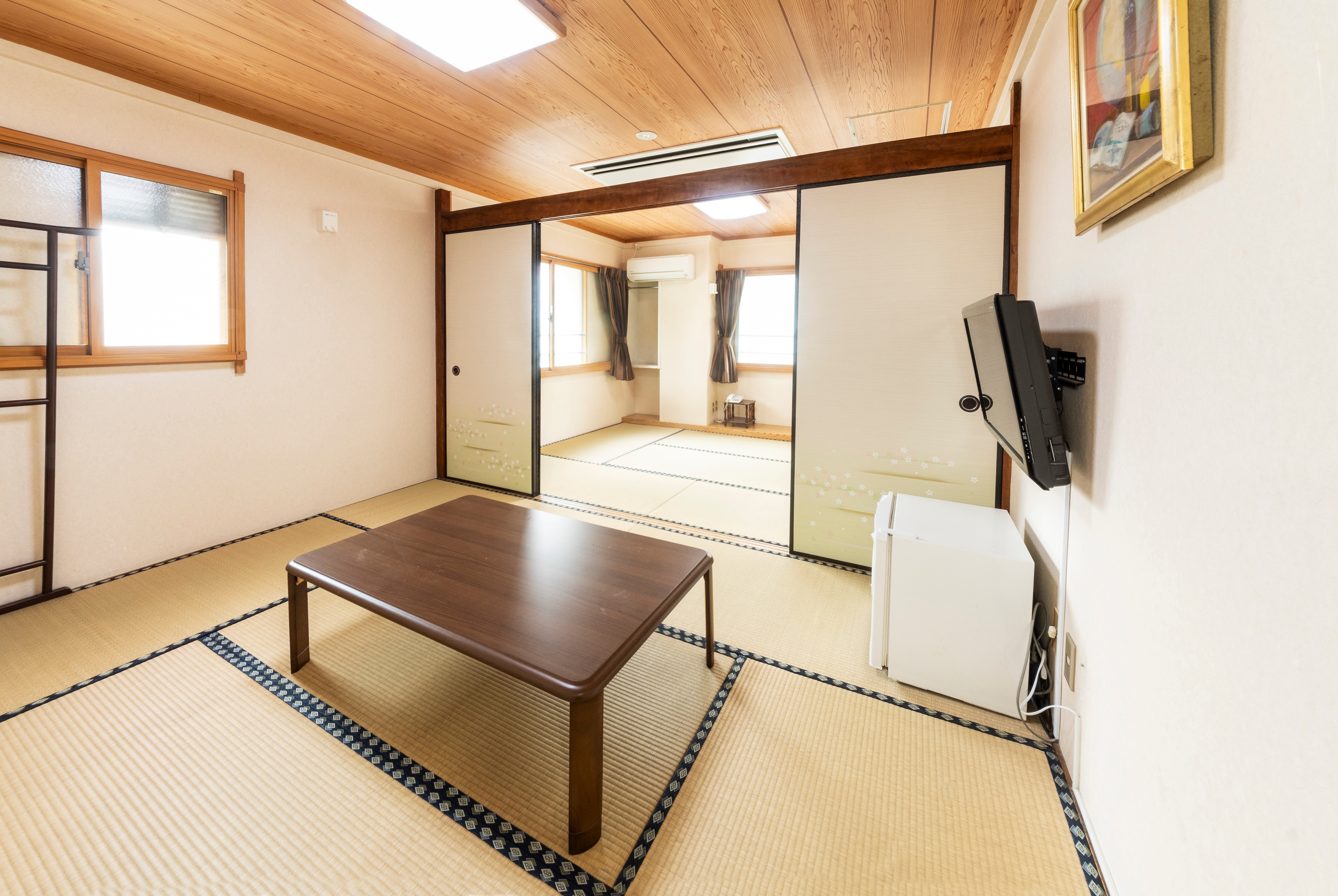 Japanese-style room (12 tatami mats)