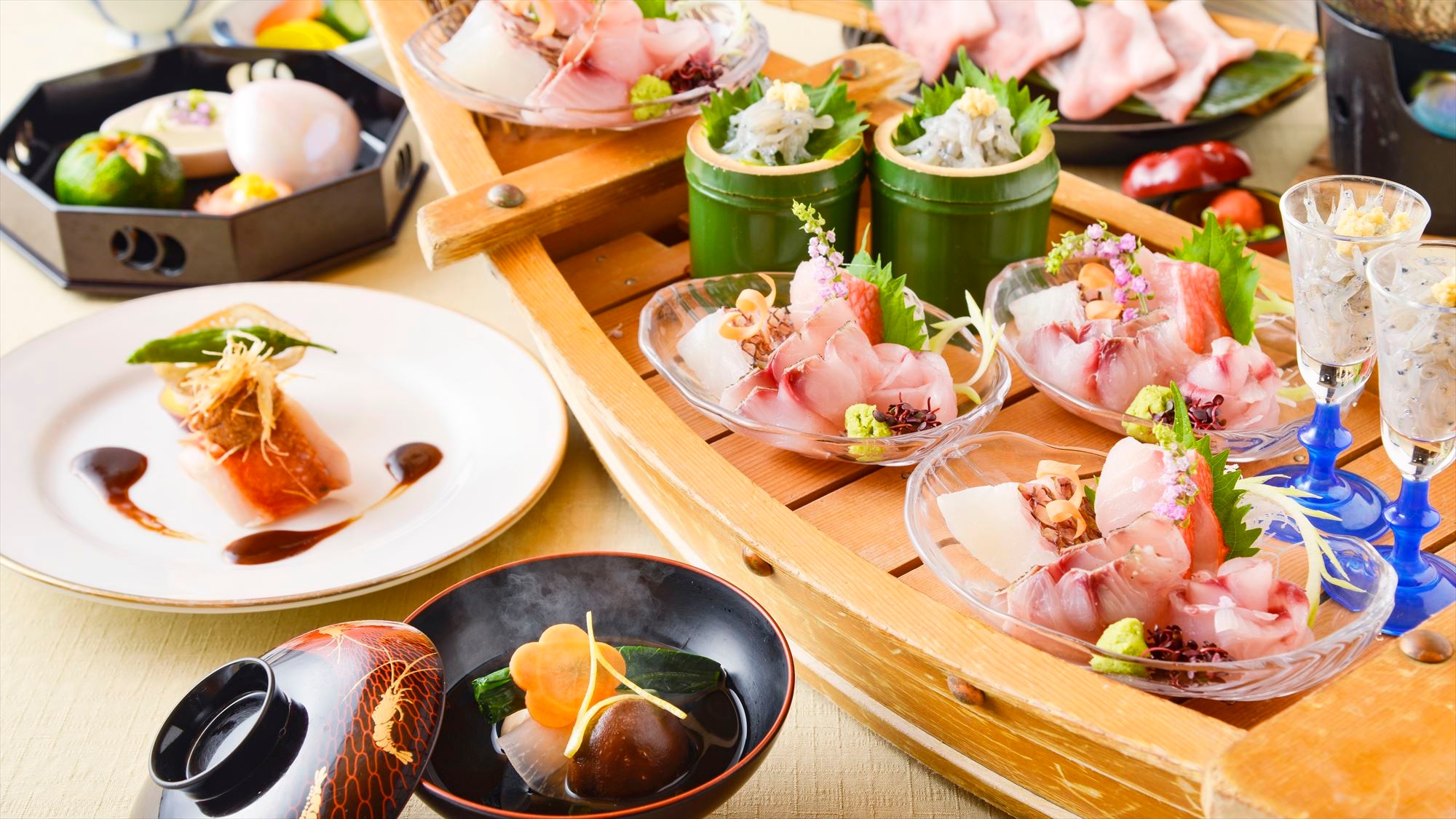 Assortment of 5 kinds of local fish served in a luxurious boat-shaped platter!