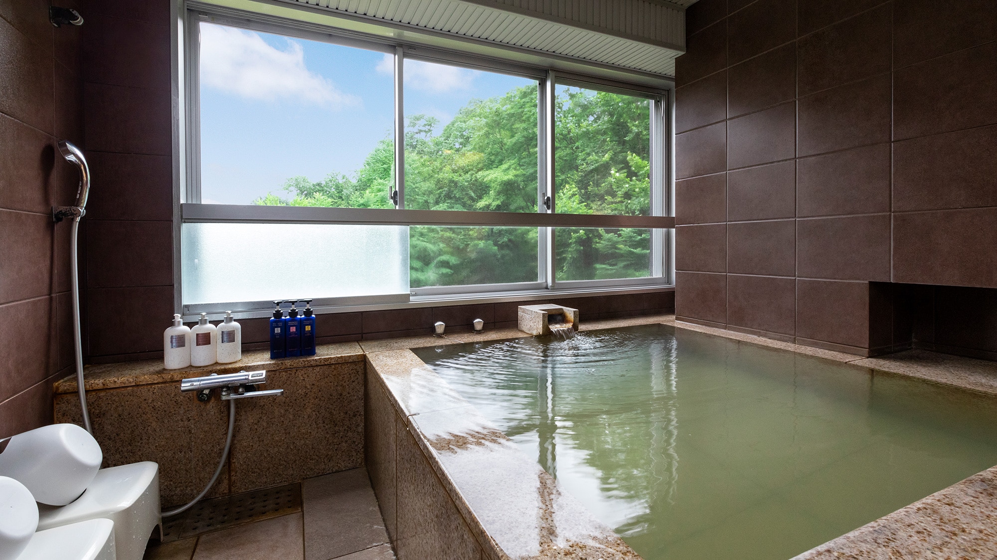 [In-room panoramic bath] Enjoy the hot spring water in the privacy of your own room while taking in the seasonal scenery.