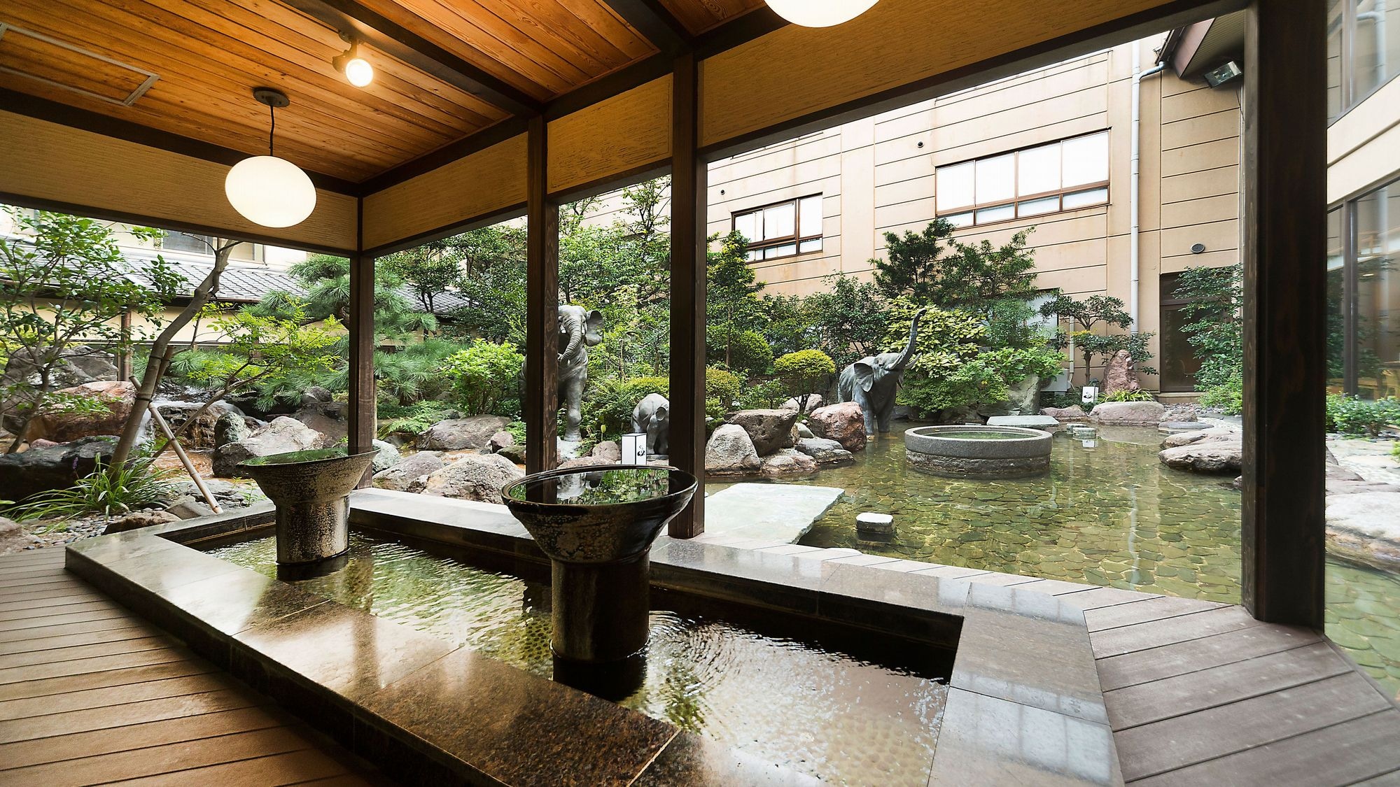 [Foot bath] The popular hand and foot baths facing the courtyard are the perfect place to soothe your tired feet after a long day on the road.