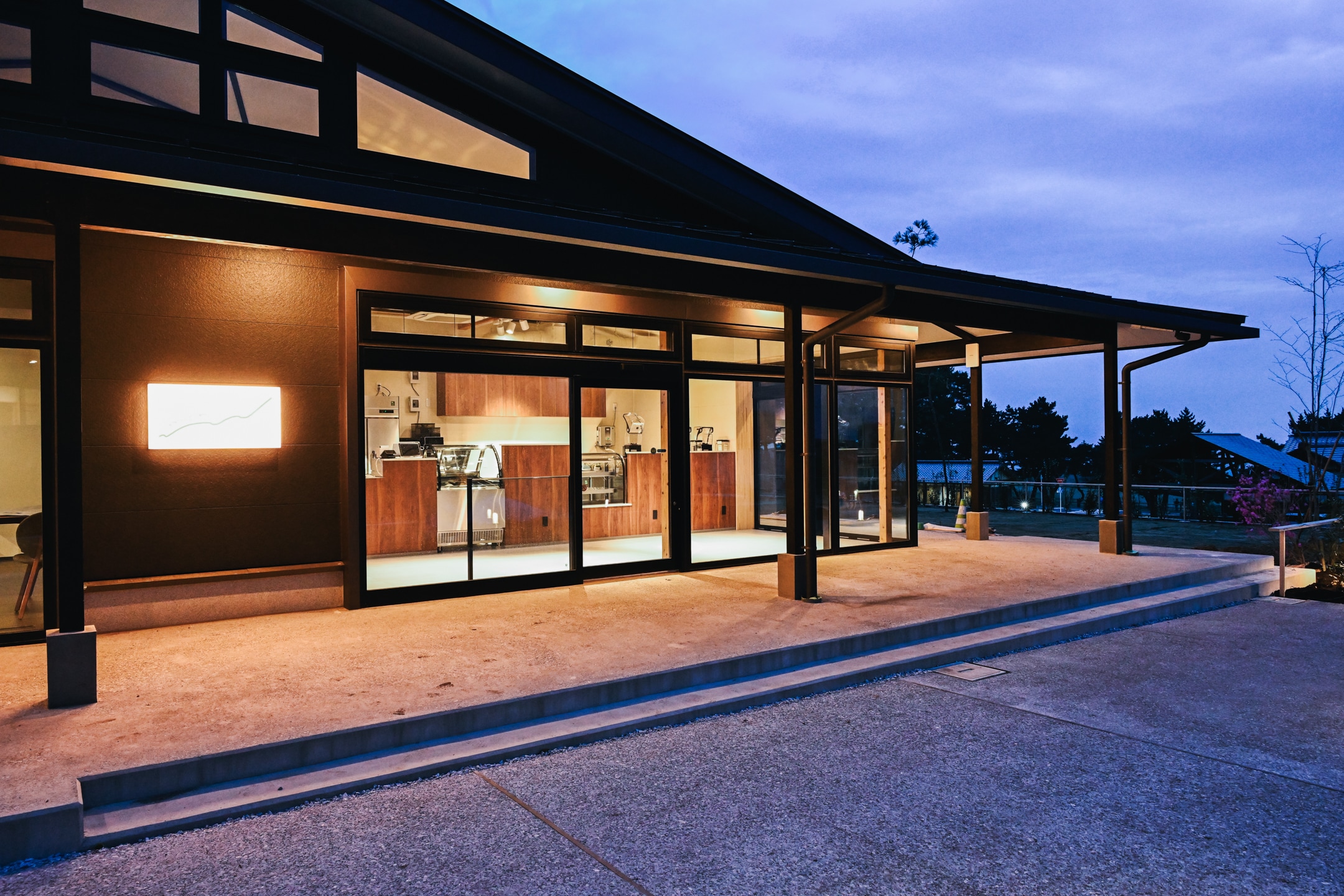 Hình ảnh bên ngoài nhà hàng vào ban đêm