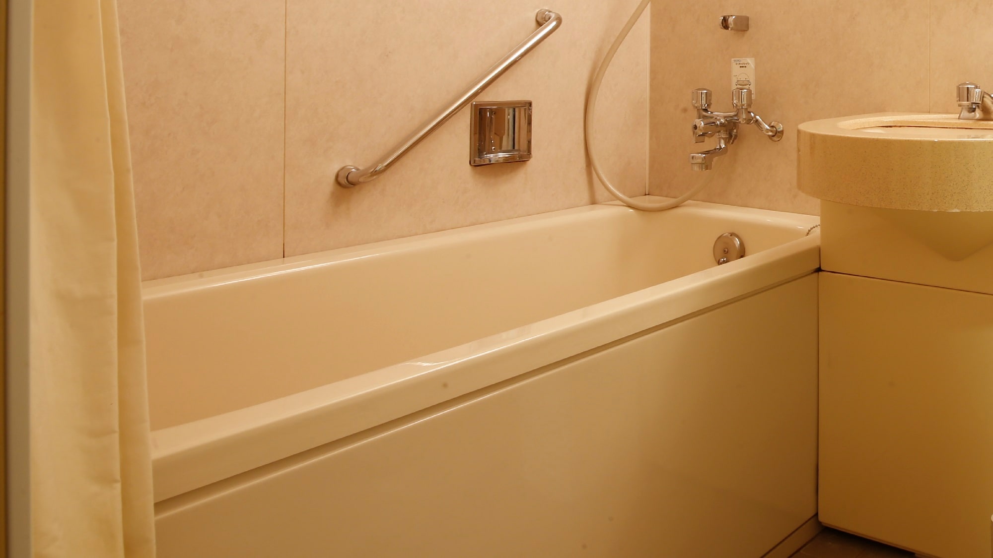 Contoh kamar mandi di kamar tamu.