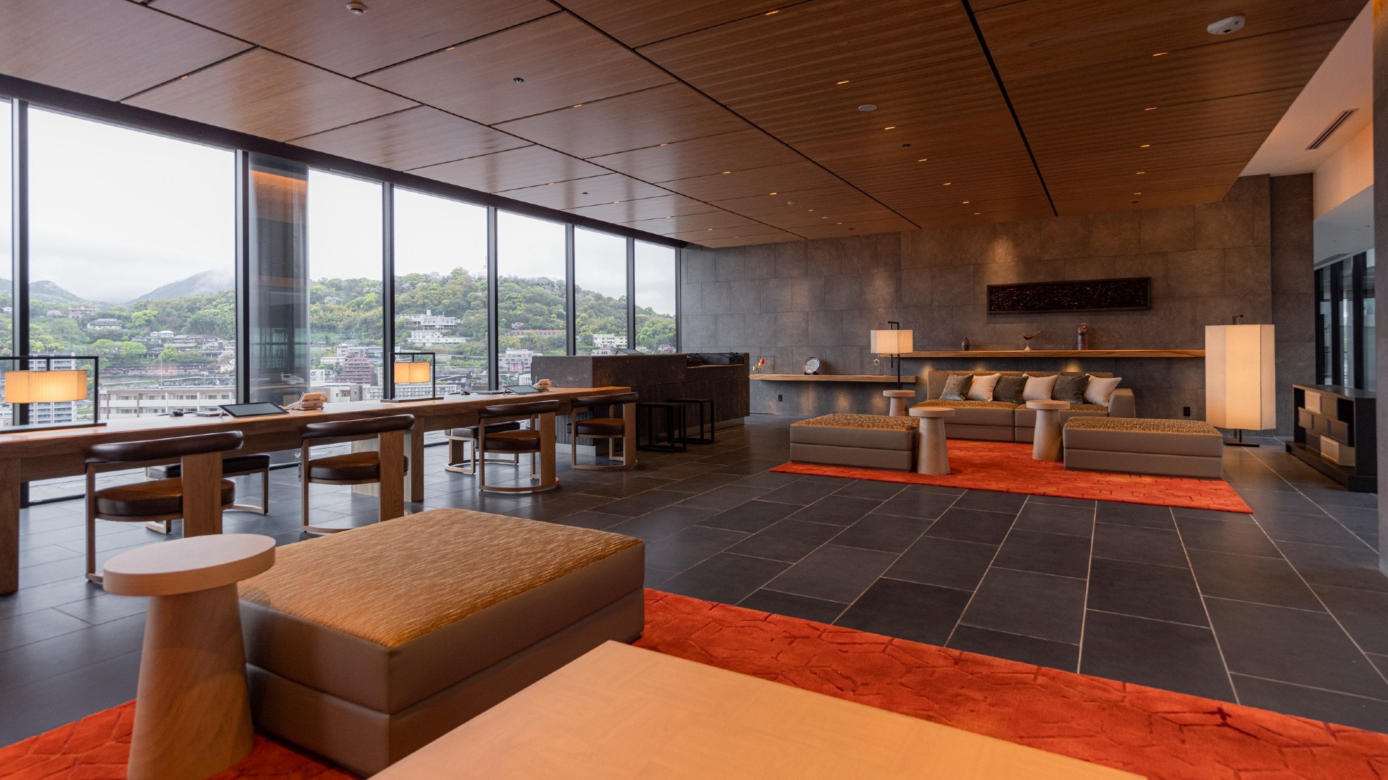 [Lobby] As soon as you step in, the sky of Kumamoto spreads out from the background of the one-sided glass.