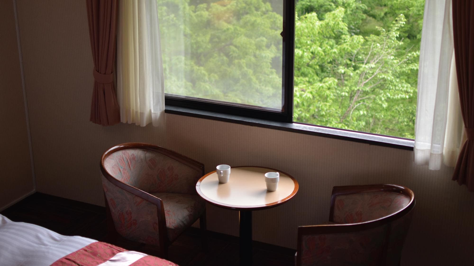 [Kamar Premium/Maisonette Bergaya Jepang-Barat] Anda dapat melihat Pegunungan Alpen Utara dari jendela.
