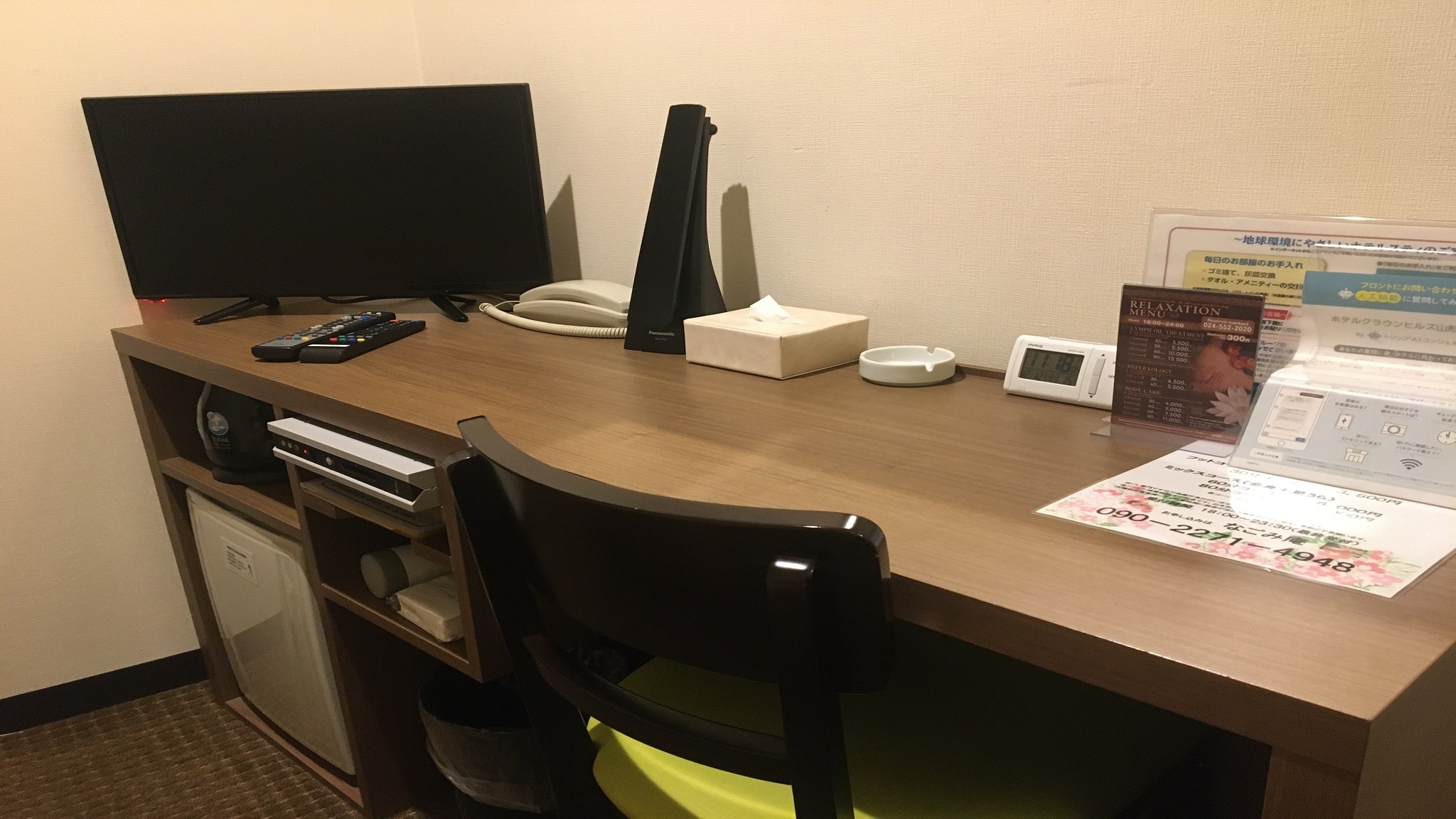 辦公桌周圍♪ 寬敞的辦公桌非常適合電腦工作。 Kagami也在牆上！不分性別的美容檢查！