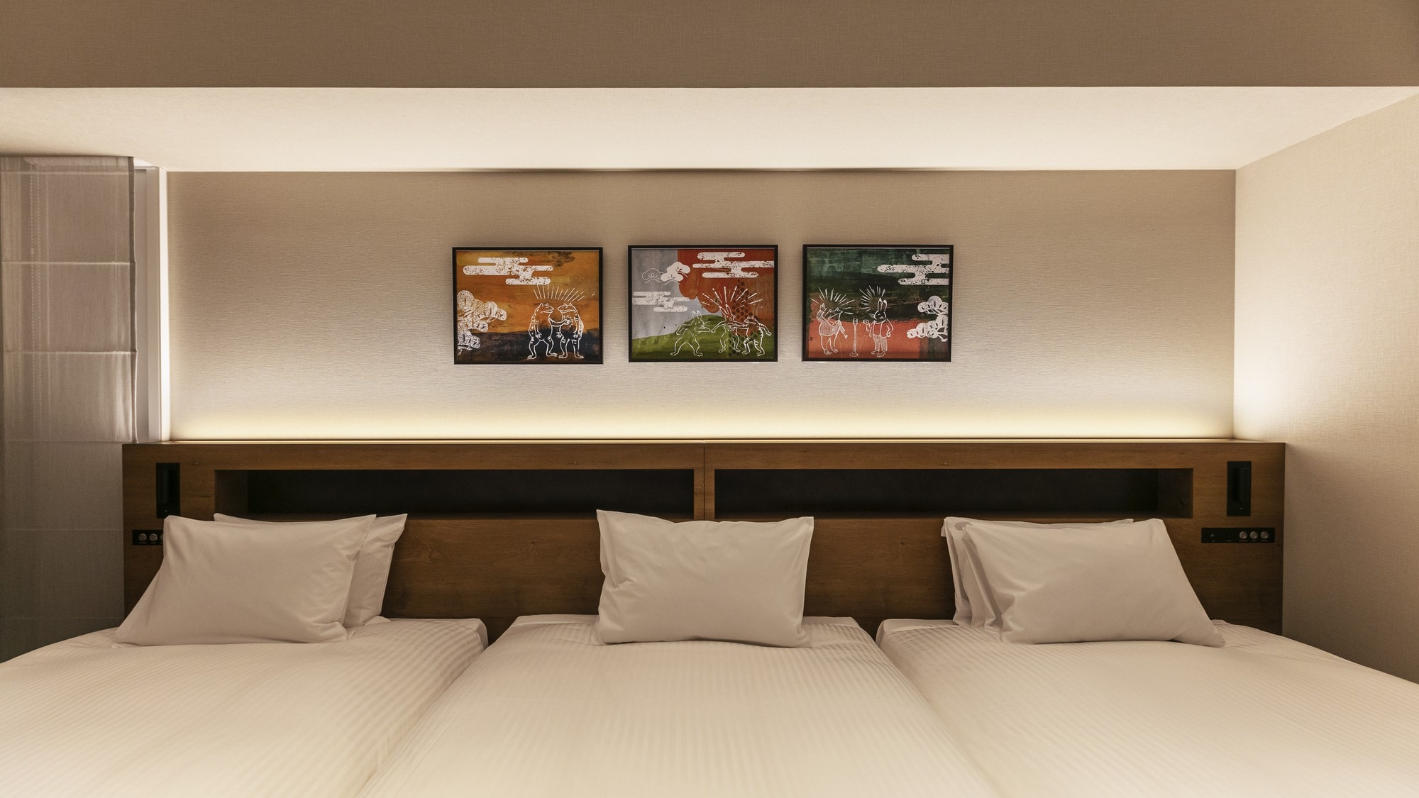 Corner Triple Room / Room with 3 semi-double beds with a width of 110 cm. Hollywood type child