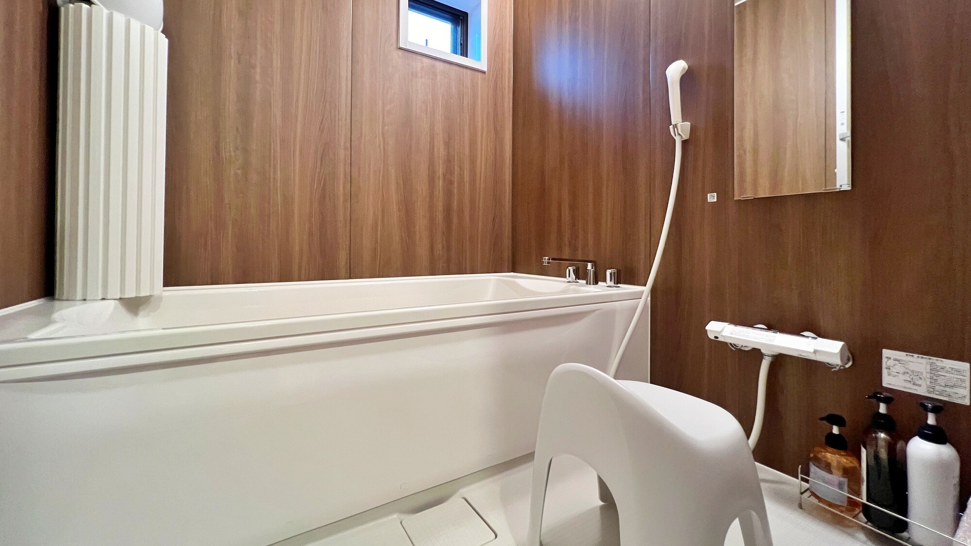Deluxe Room (2-4 people) with bath, toilet and sink