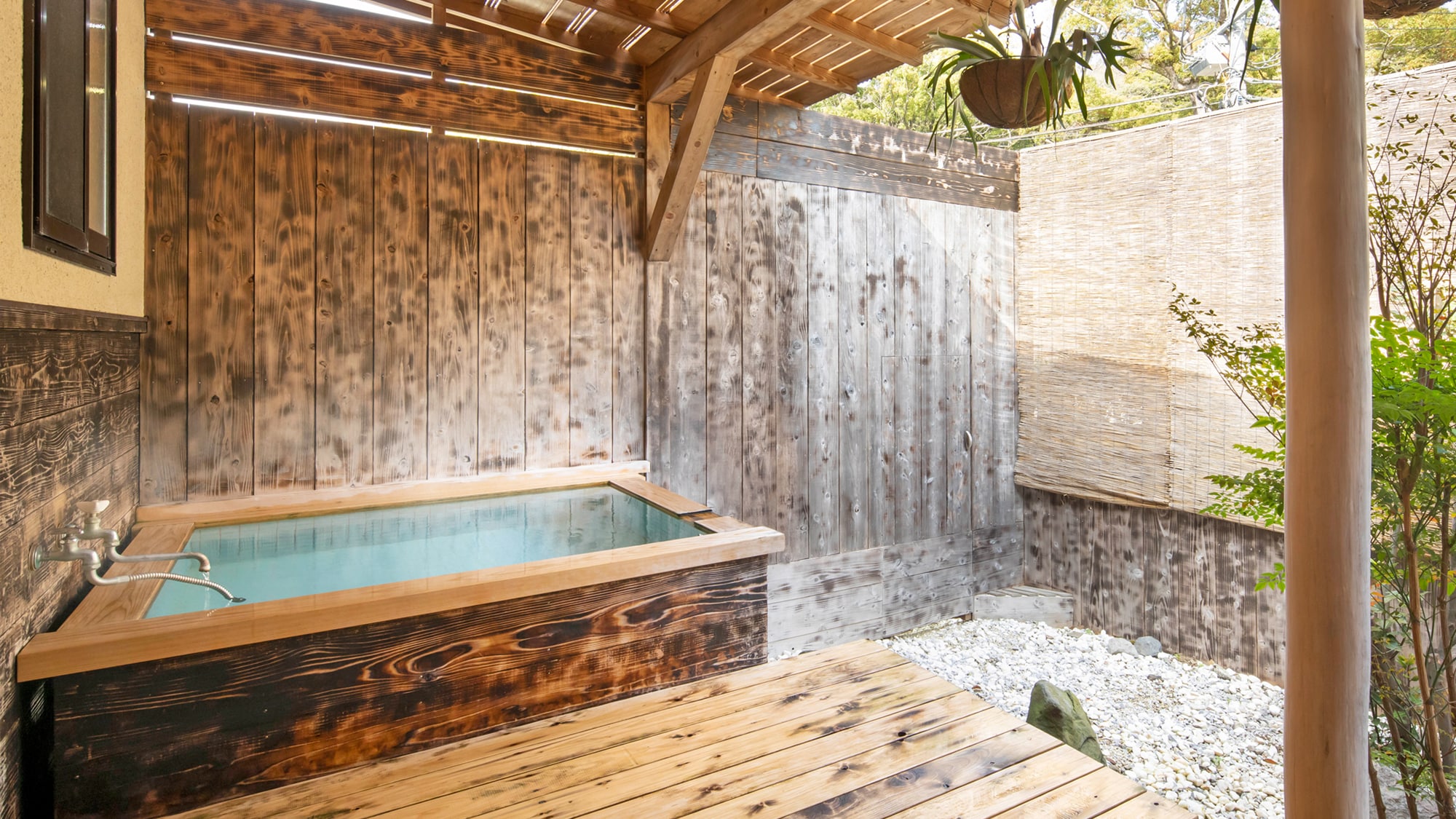The natural bath with a view of Nishiyama is a special experience. For 2-3 people.
