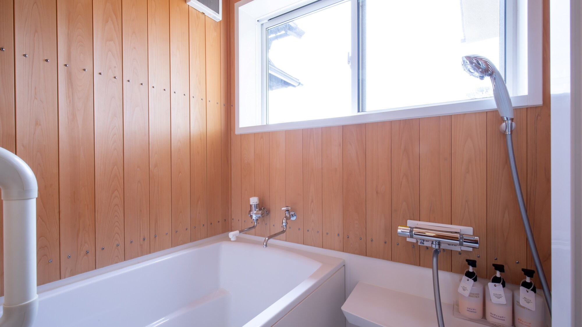 * [Ví dụ về một phòng / Phòng kiểu Nhật 10 chiếu tatami Norikura (tầng 2)] Bạn có thể tận hưởng suối nước nóng trong phòng tắm với hương thơm c ủa cây bách.