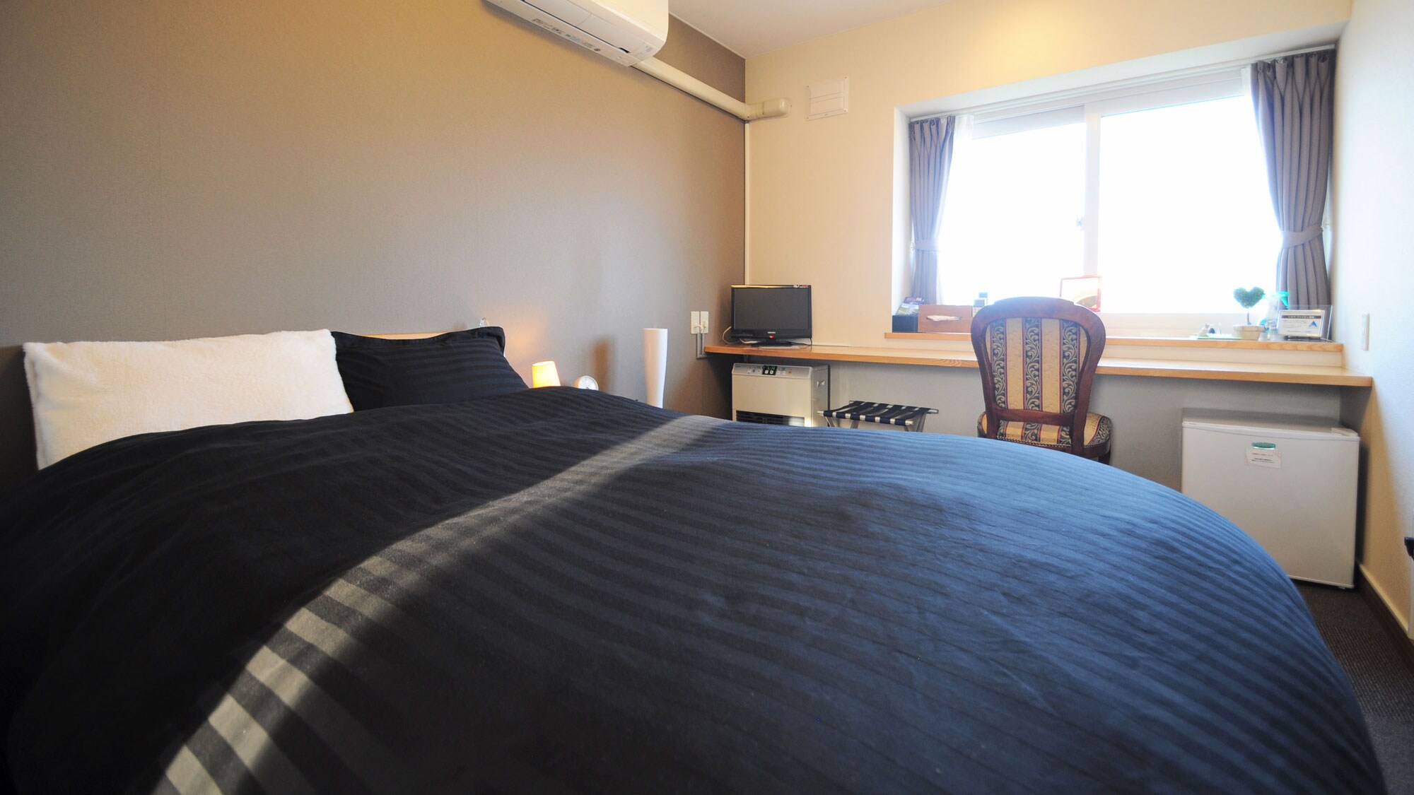 [Western-style room (with shower)] Equipped with a semi-double bed. The room is equipped with a convenient shower.