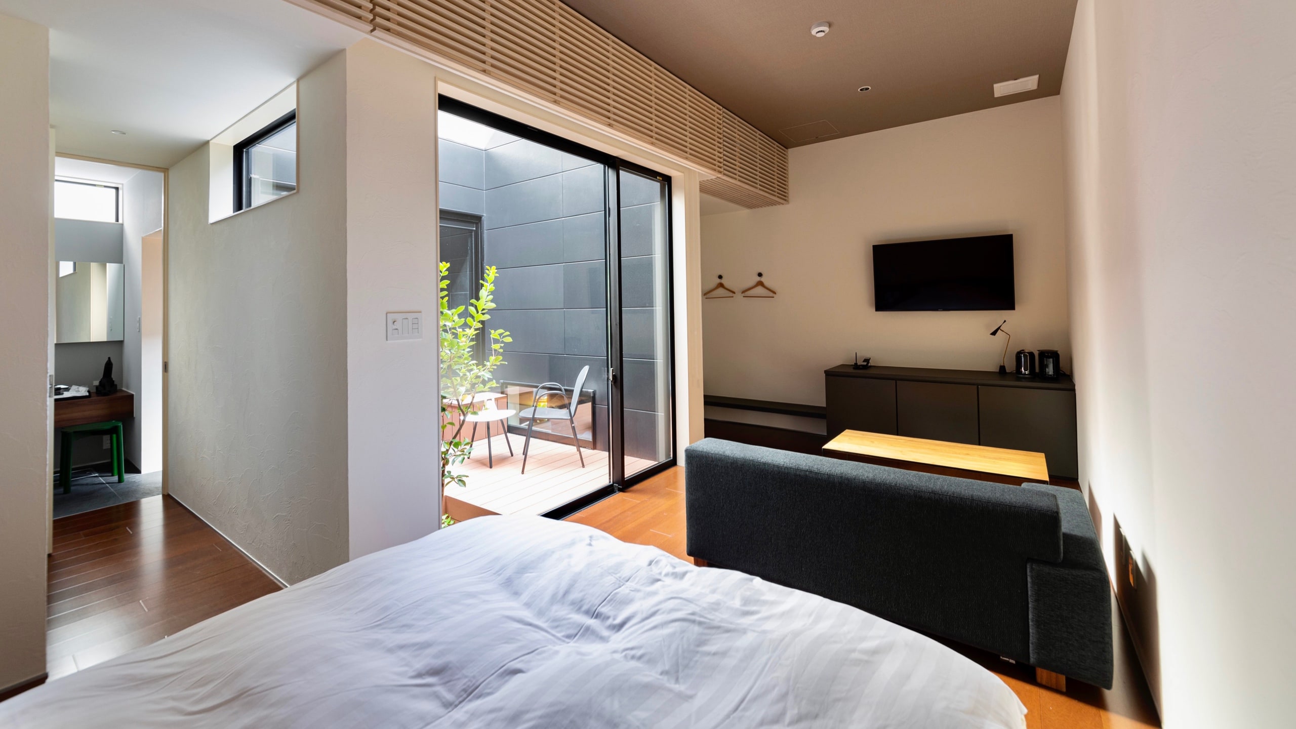 ■ Hakomori -Guest Room- ■ King size bed / Sharpen your five senses Silence and a luxurious time.