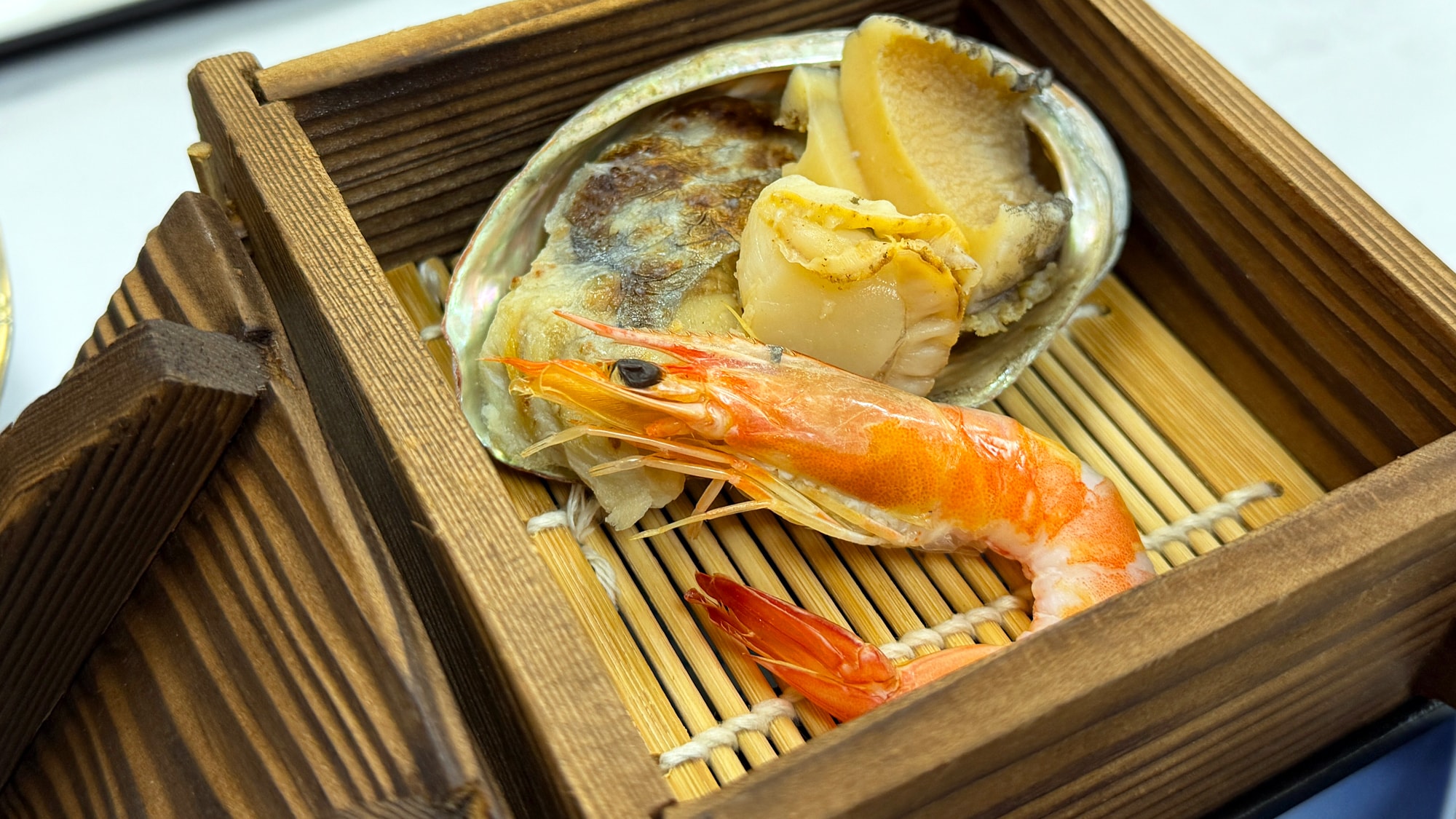 ■Cuisine■The bounty of Atami! The specialty "Hot spring steamed abalone" (image)