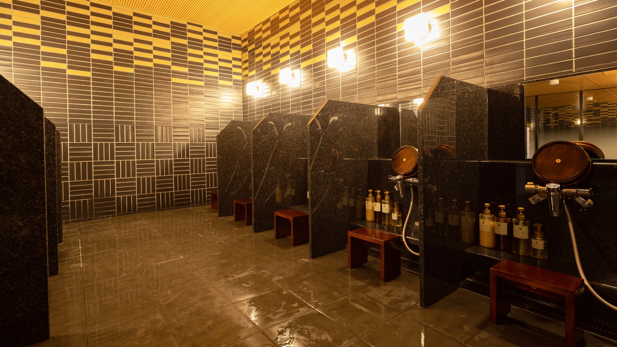 [3F / Men's large communal bath (washing area)]