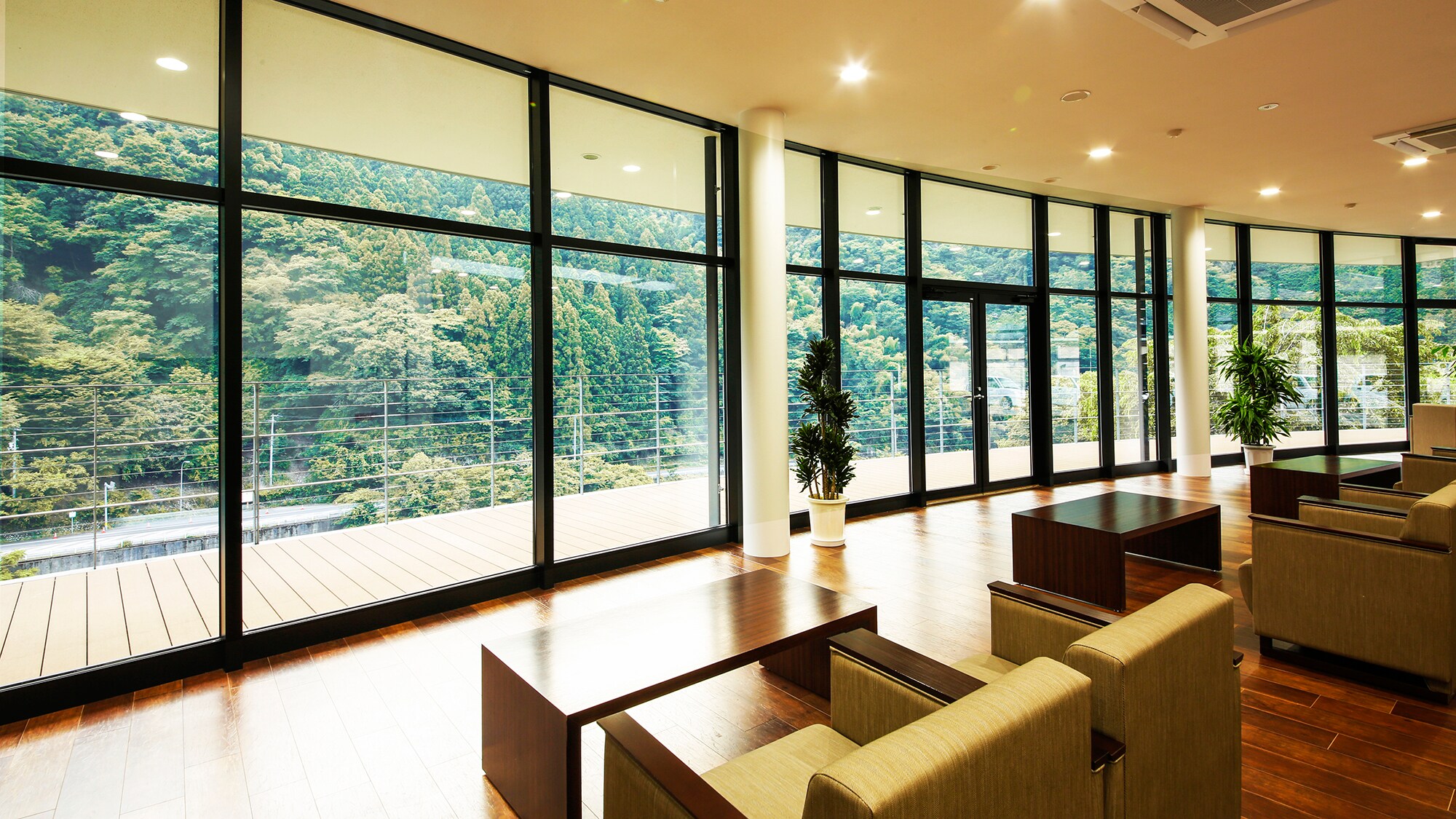 [Terrace] Enjoy the "extraordinary scenery" while feeling the surrounding greenery and the pleasant breeze.