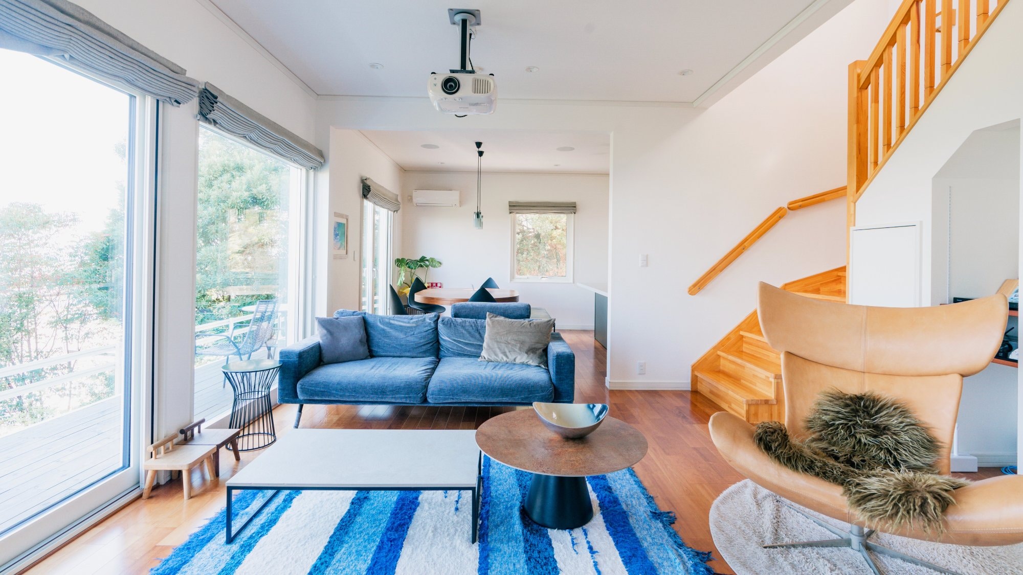 ・[Living room] Equipped with a projector, you can enjoy watching movies and DVDs on a large screen