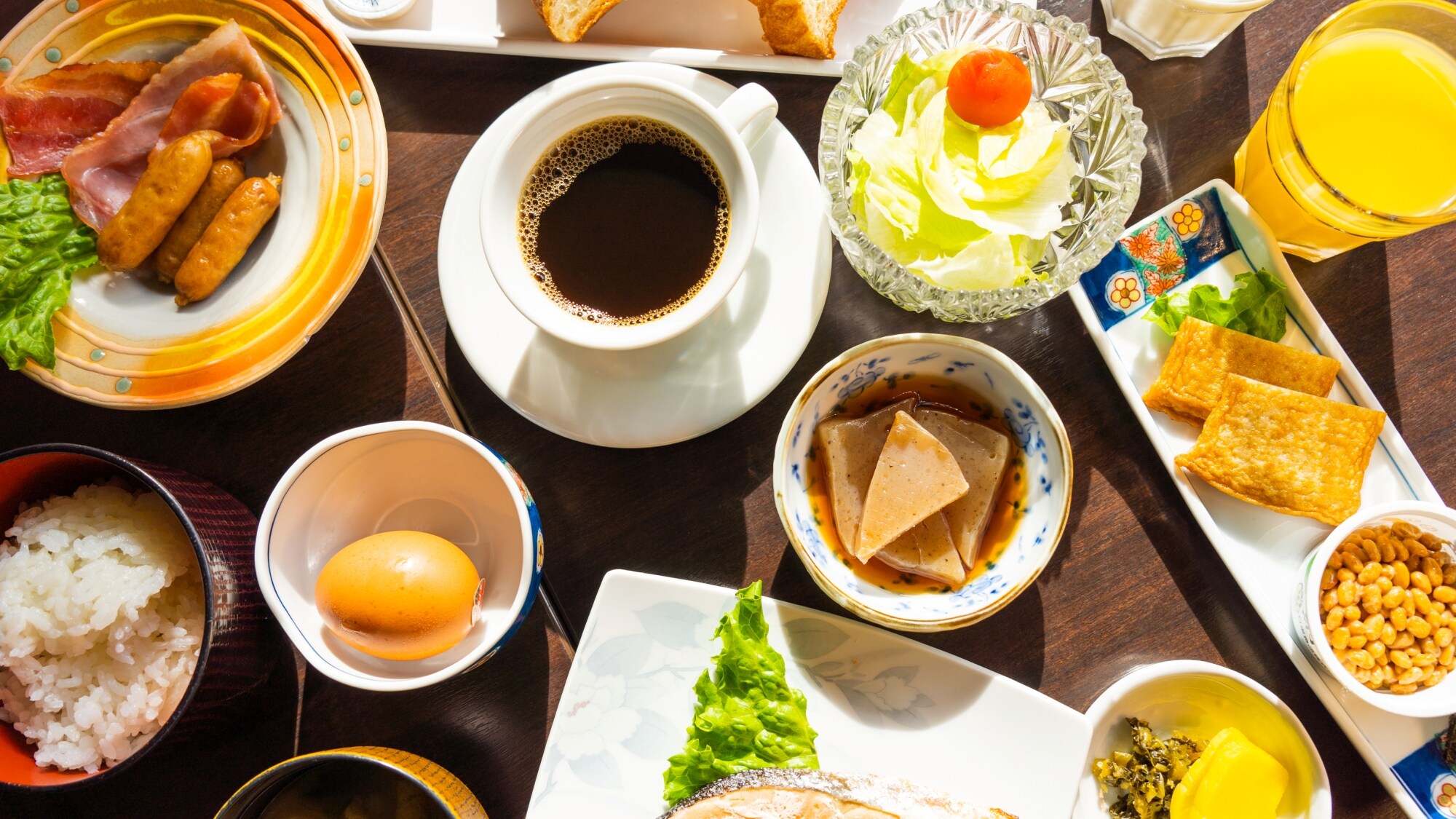 [Bữa sáng] Chúng tôi cung cấp bữa sáng Nhật Bản cân bằng dinh dưỡng bao gồm cá nướng, natto và súp miso.