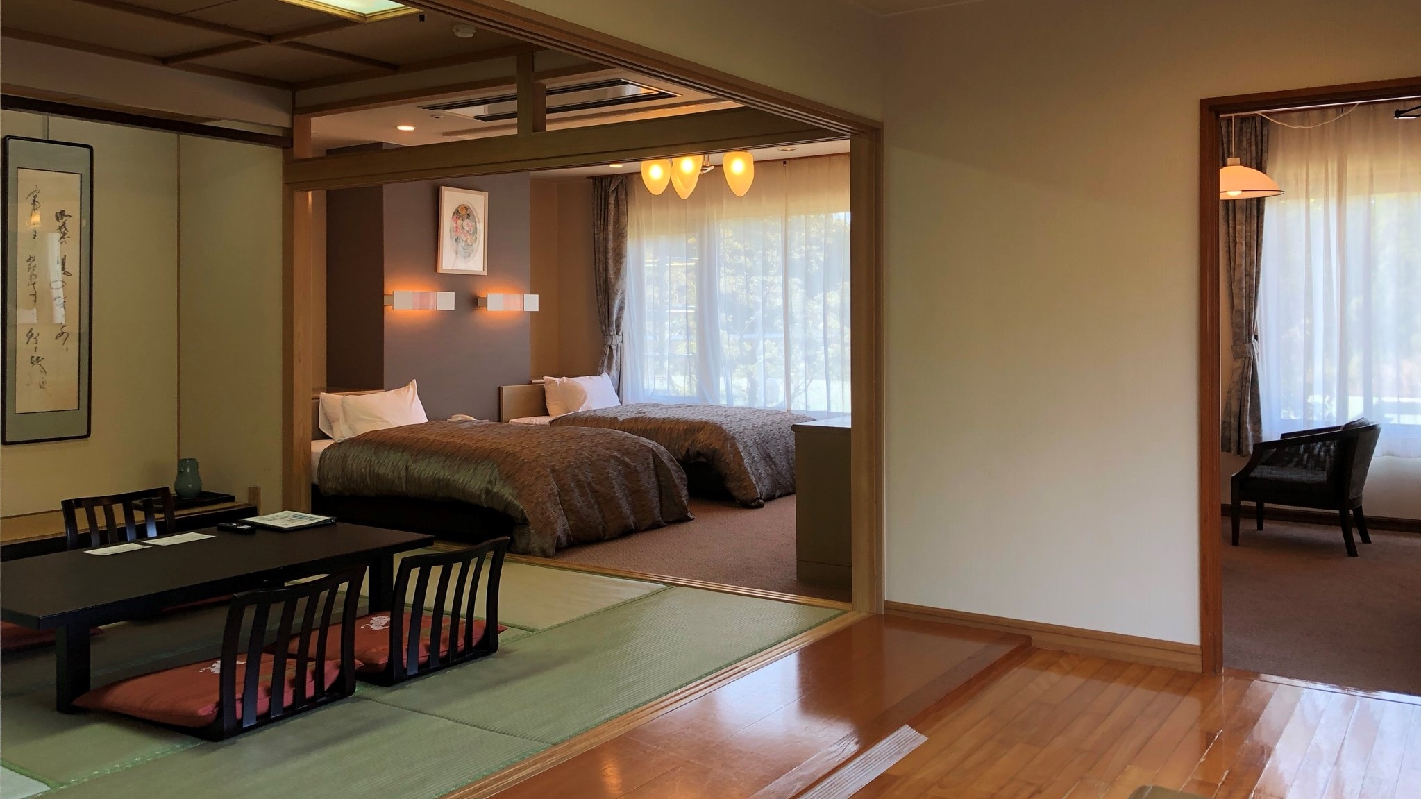 An example of a Japanese-Western style room corner room in Takachihokan