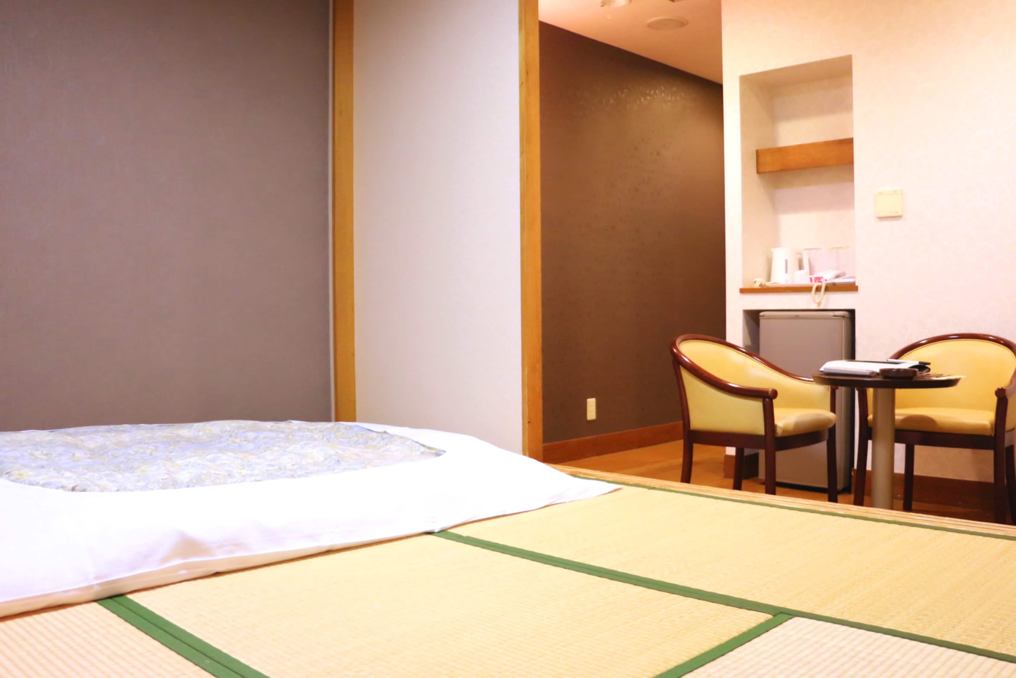 Pemandangan dari tikar tatami di ruangan bergaya Jepang