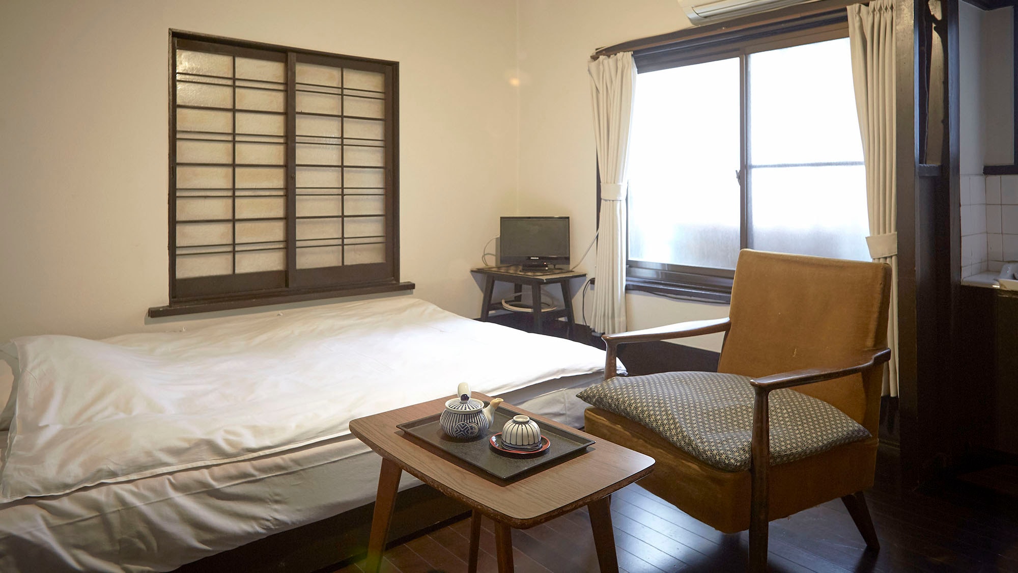 ・Western-style room (6 tatami mats) / Free Wi-Fi in all rooms, suitable for business use
