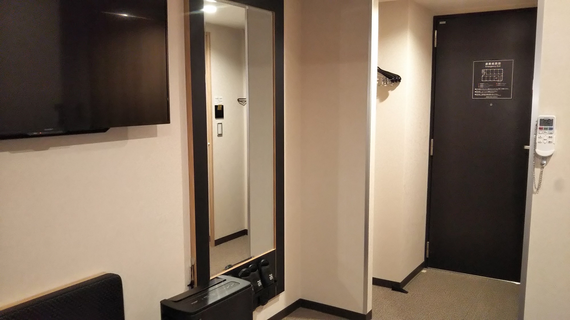 Shared amenities in guest rooms ■ Full-length mirror ■ Shoehorn ■ Slippers