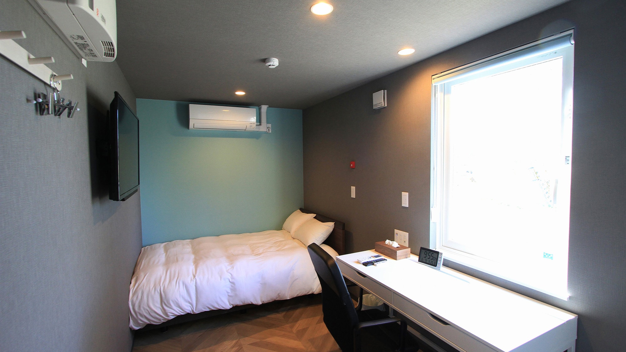 ・[Semi-double room] Large windows let in sunlight. Wake up in the sunlight and have a great morning.