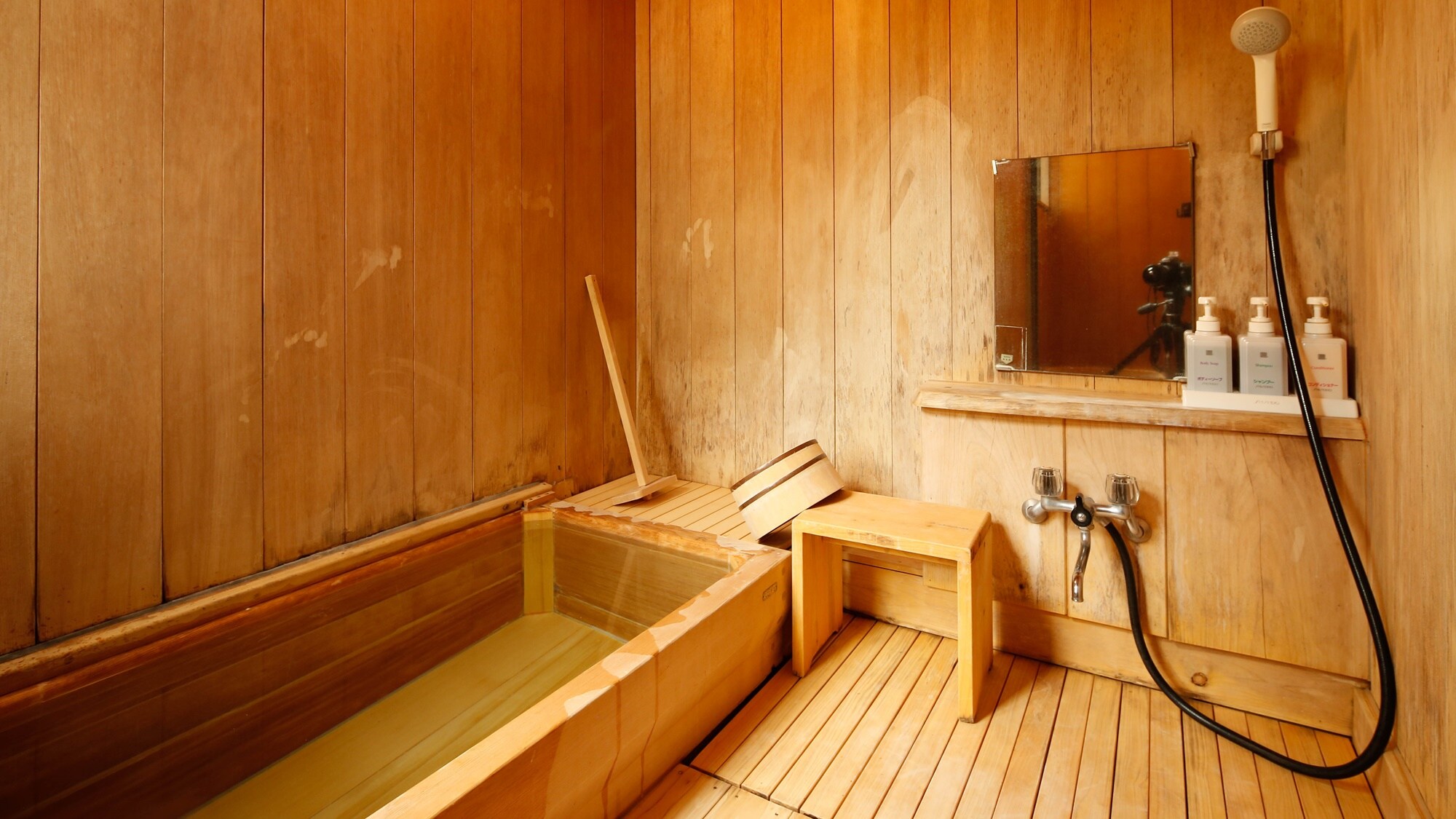 [ปลอดบุหรี่] ห้องสไตล์ญี่ปุ่นขอบกว้าง เสื่อทาทามิ 10 ผืน พร้อมอ่างอาบน้ำไซเปรส