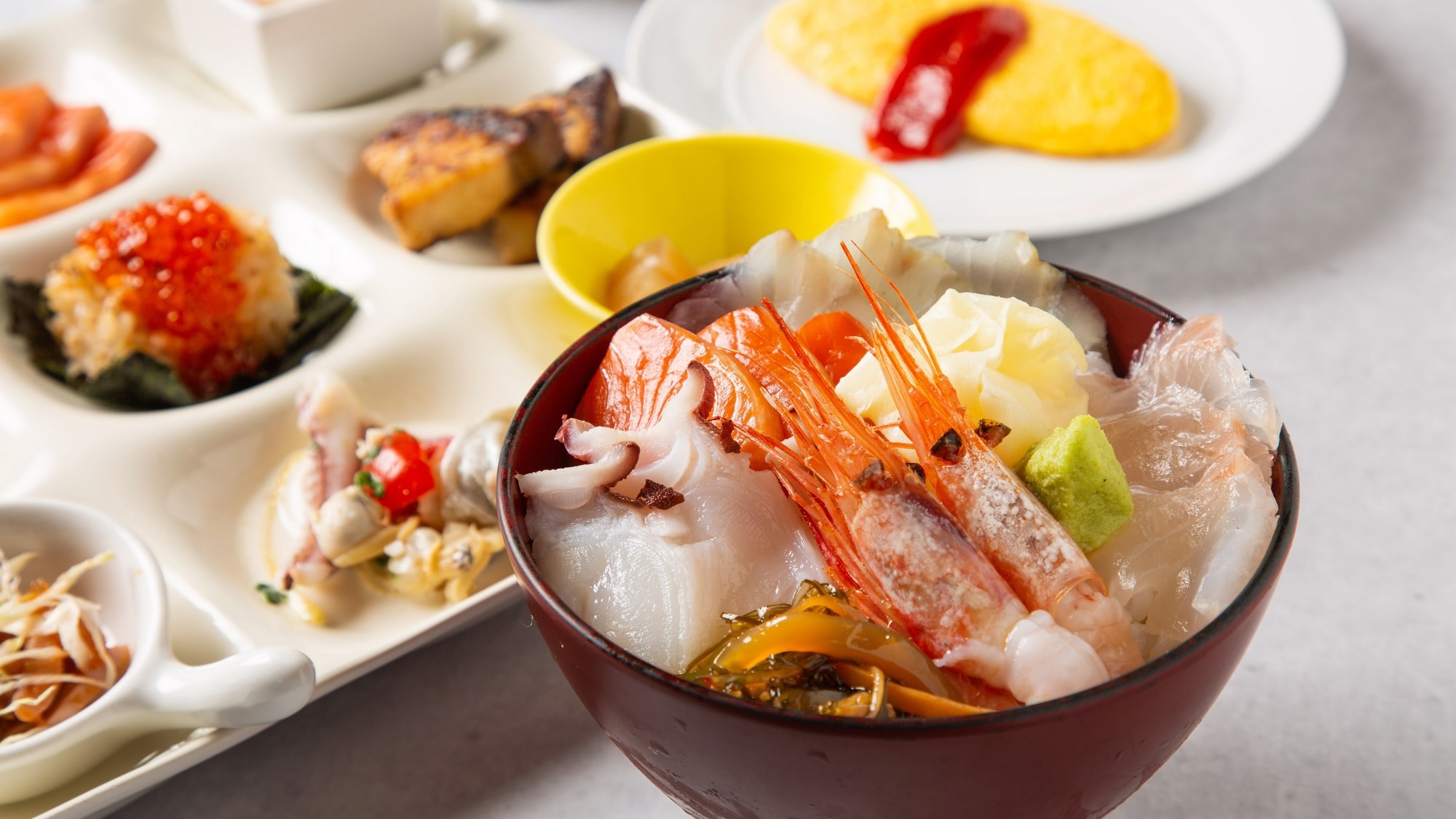 [Contoh Sarapan Pasar Seikan] Anda bisa membuat mangkuk seafood sendiri. *Dapat berubah sewaktu-waktu karena kondisi penangkapan ikan