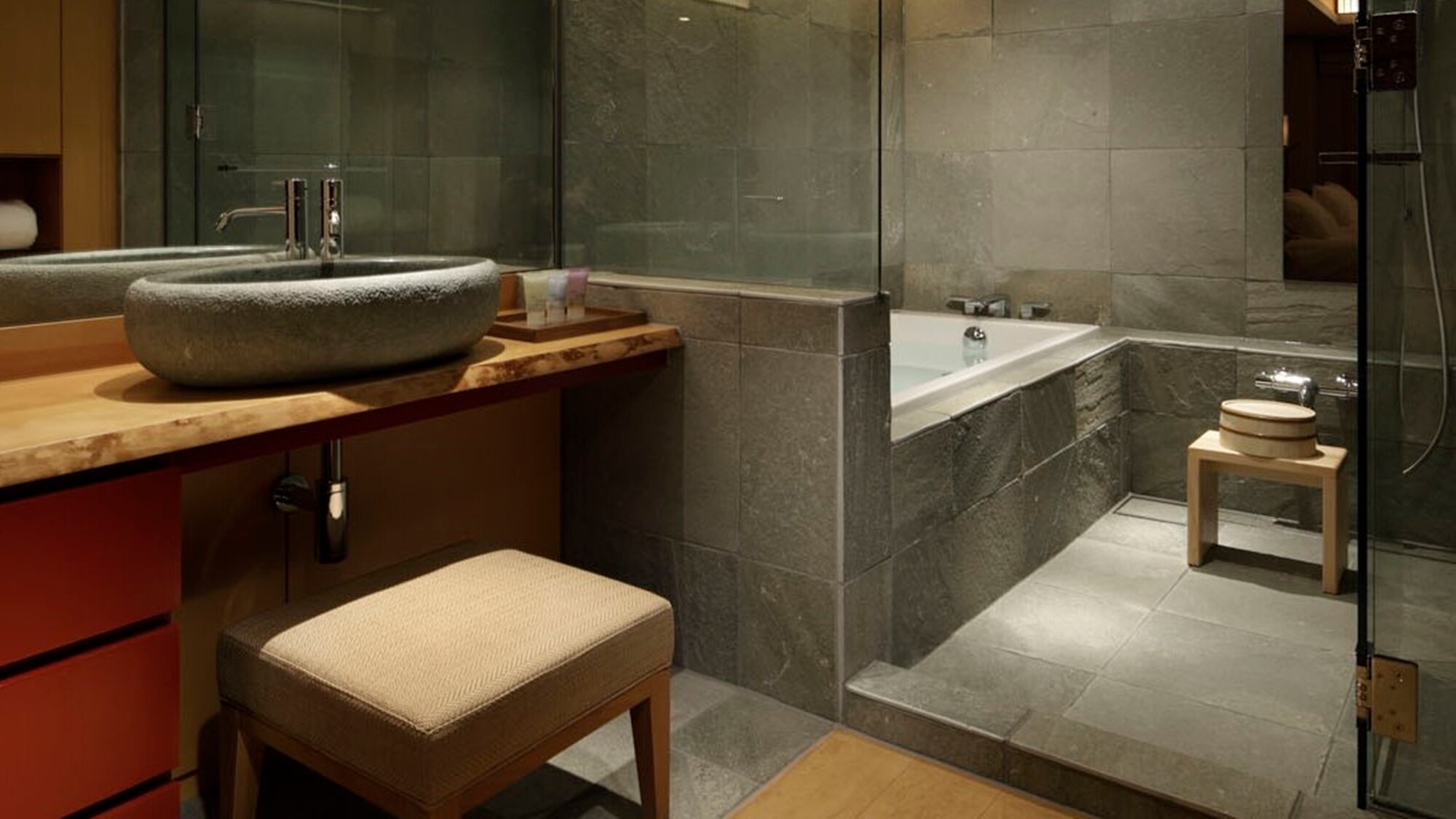 ■ Deluxe type bathroom