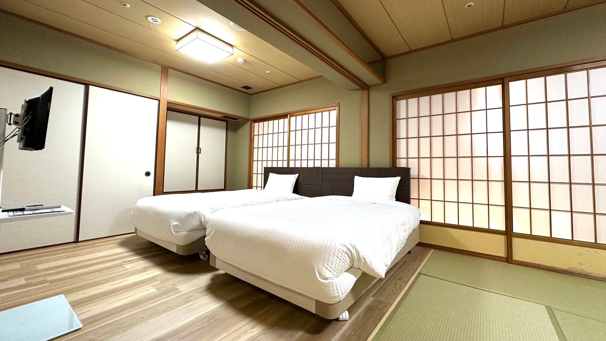 *[Japanese-Western Room (Deluxe)] A Japanese-style room with tatami mats where you can relax and two beds.