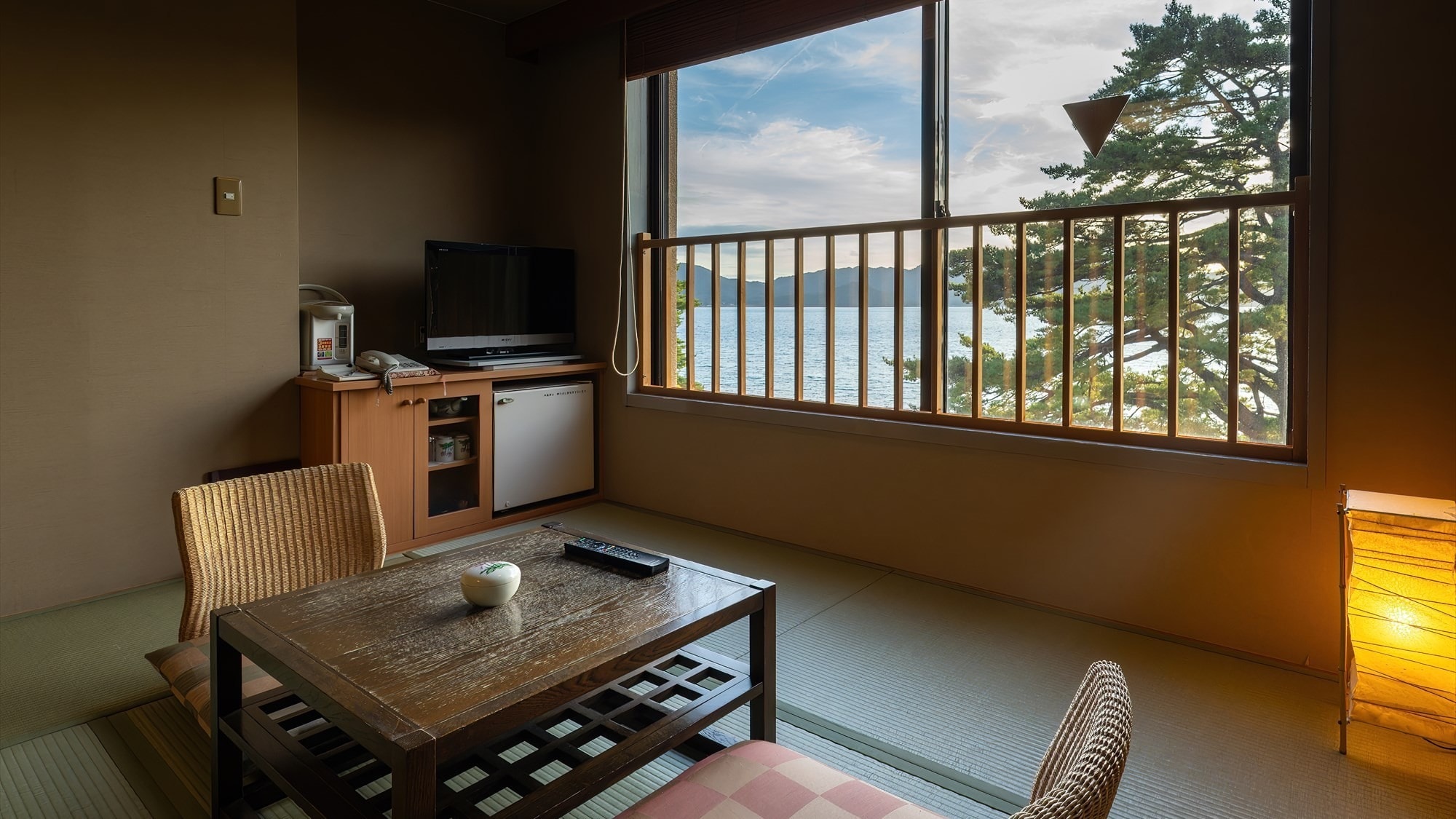 ■Please stretch your legs and relax on the raised tatami floor while looking out at Lake Tazawa.