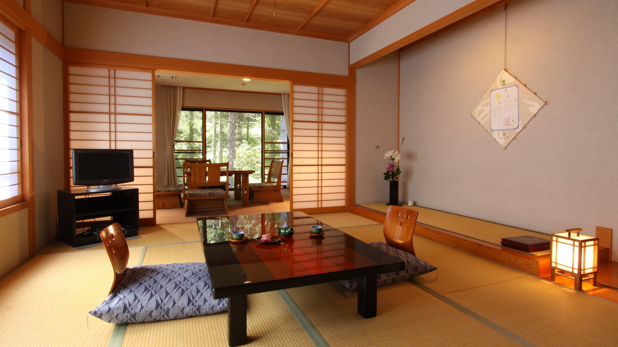 ・ [Amber kohaku] 12 tatami mats + drawing room Japanese-style room