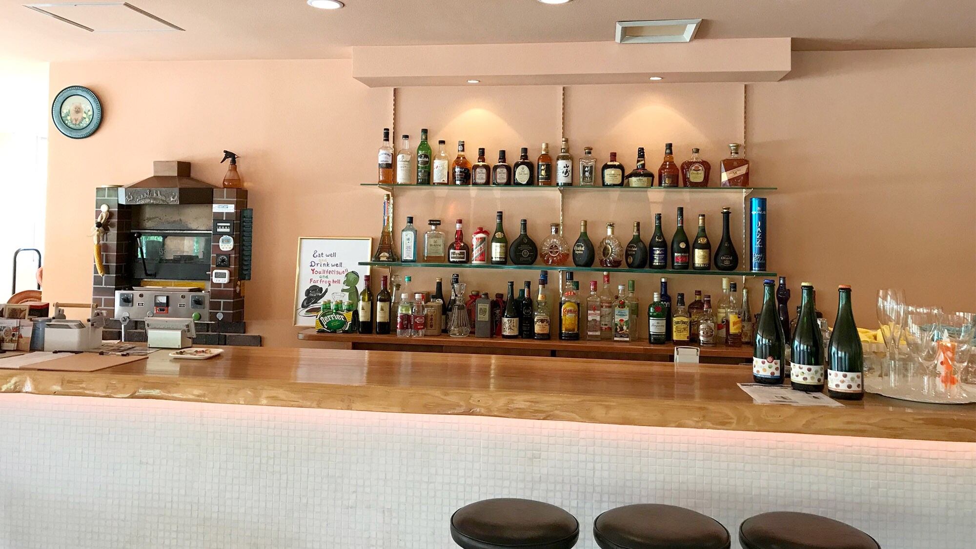 ・ A bar corner full of wine, draft beer, and alcohol that can be drunk with one coin
