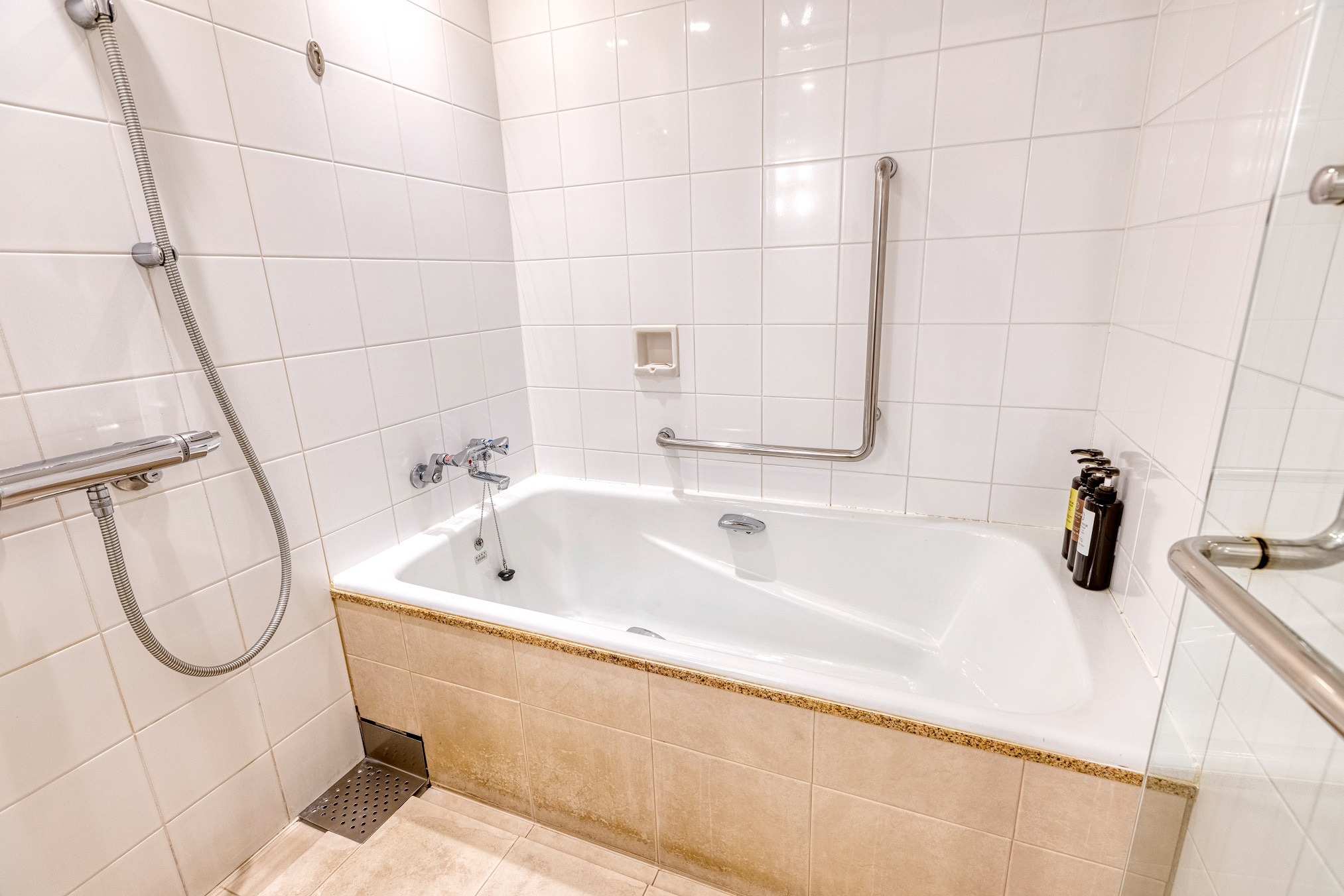 Phòng tắm đôi tiêu chuẩn: Kích thước bồn tắm 160cm x 78cm, giúp bạn thoải mái duỗi chân.