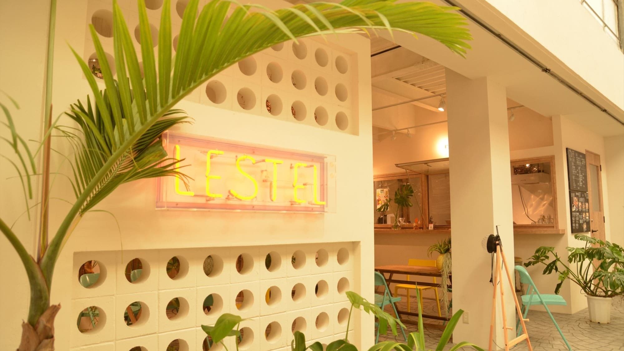 [Hotel entrance] It is the terrace seat of the hotel entrance and the attached cafe.
