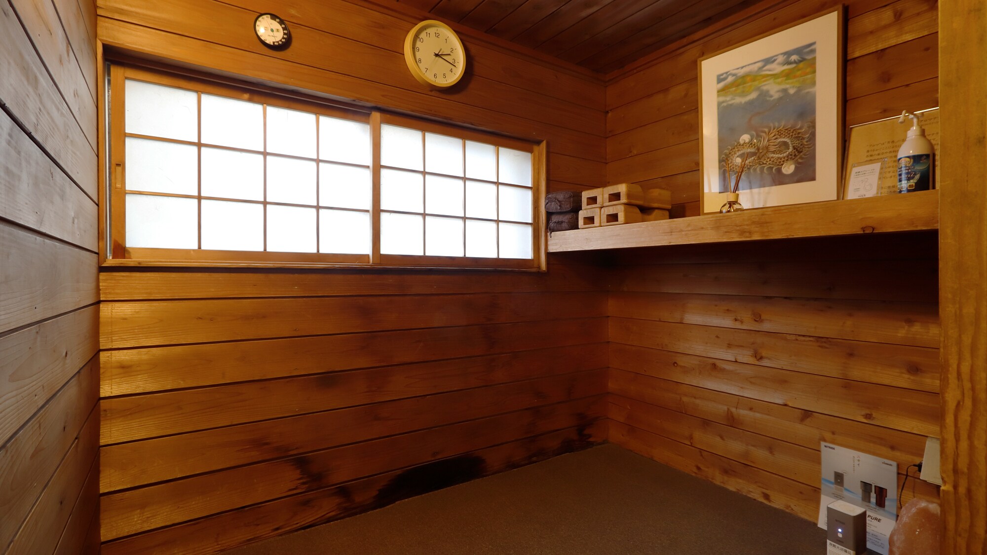 [Aromatherapy Soaking Bath] A traditional dry sauna. Lie down on the floor heated by hot spring water. Enjoy the aroma and sound of the water.