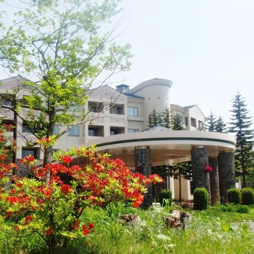 [Exterior] The area around the hotel is surrounded by fresh greenery in spring, and pretty flowers bloom in the garden.