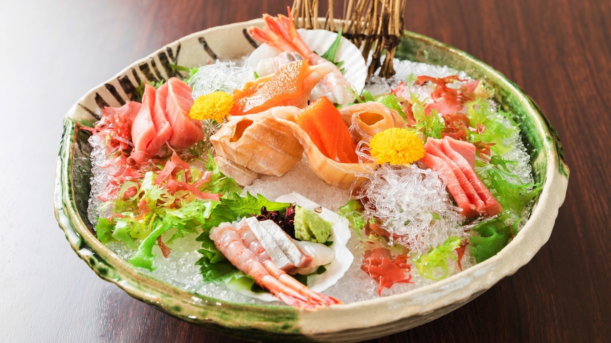 [Ví dụ về bữa tối] ``Sashimi trong bát'' Chúng tôi cung cấp một bát hải sản theo mùa sang trọng.