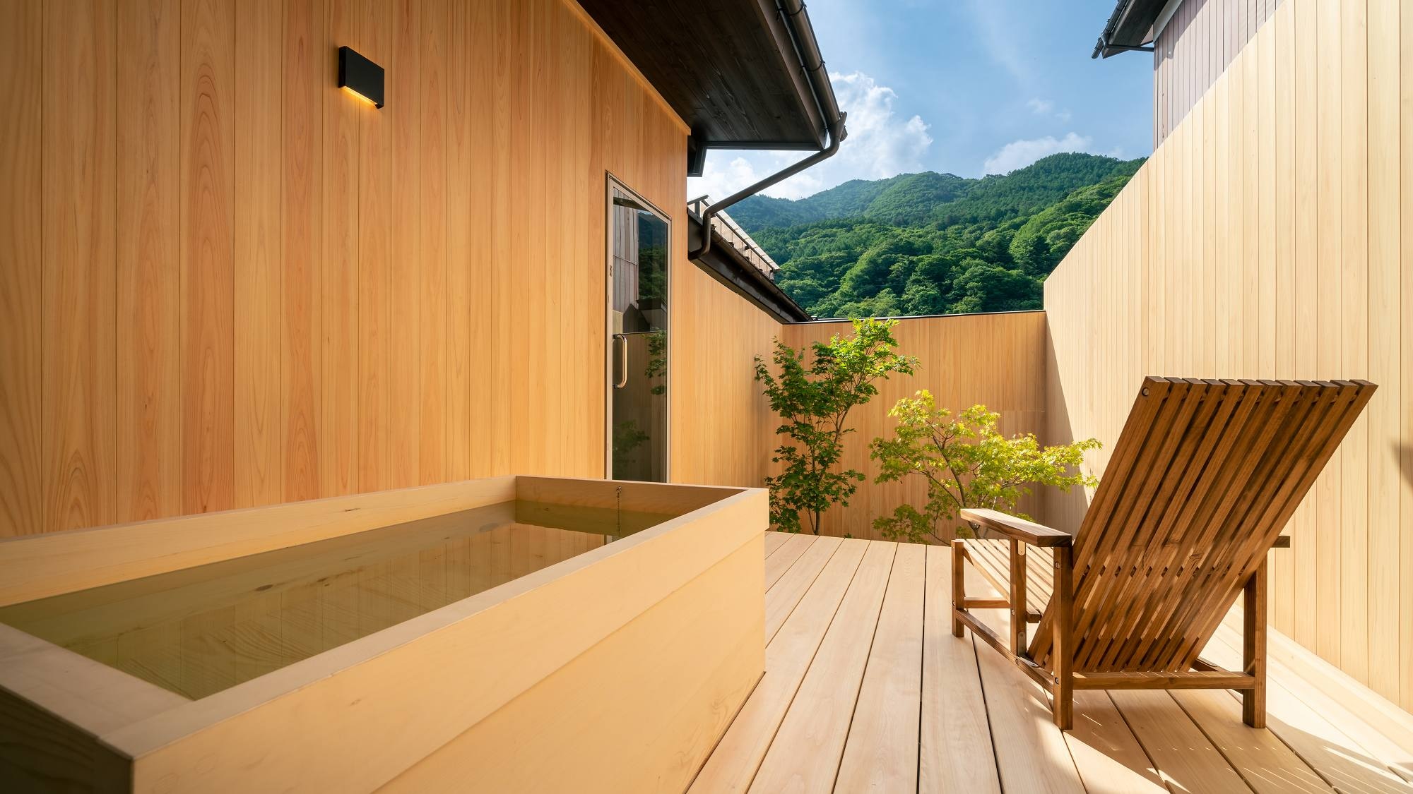 [Annex Shimamoya] Hyakujushi / A space surrounded by light and greenery / With a semi-open-air bath